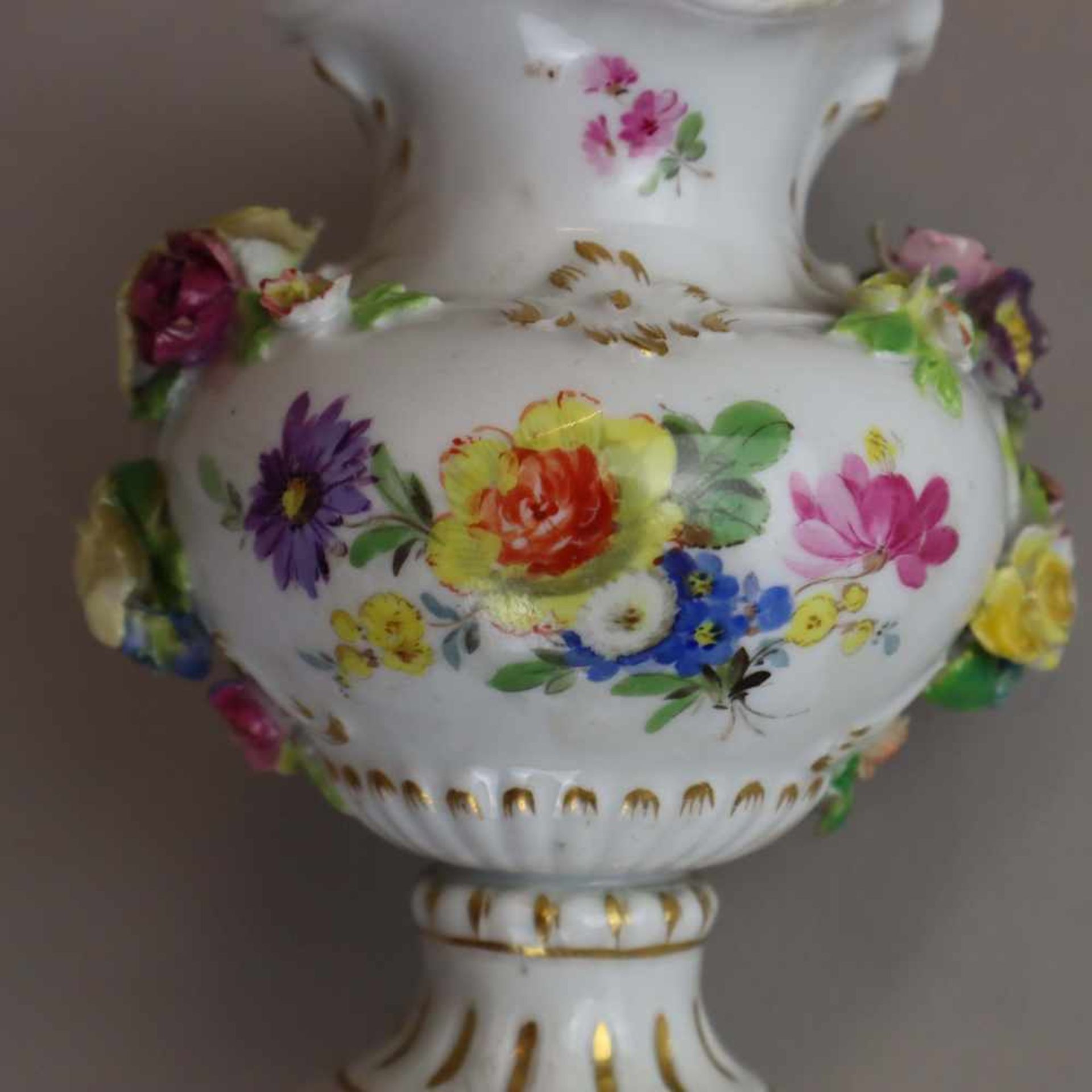 Miniaturvase - Meissen, unterglasurblaue Schwertermarke, Knaufzeit, Balusterkorpus mit gewelltem - Bild 6 aus 9