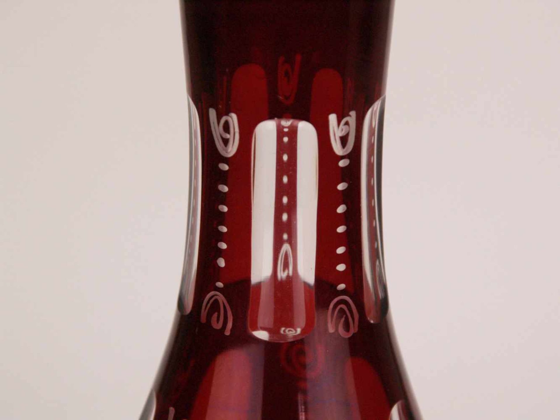 Große Glaskaraffe - Böhmen 20.Jh., farbloses Glas mit rubinrotem Überfang, Dekor geschnitten und - Bild 4 aus 10