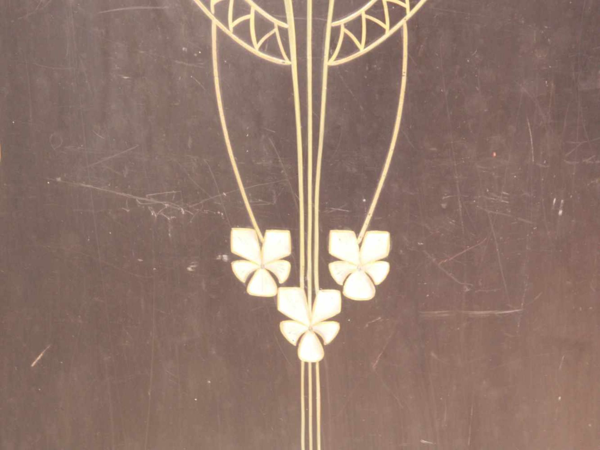 Jugendstil-Kaminschirm - Schweden, um 1900, konvex gewölbte Blechplatte, schwarz lackiert, - Bild 4 aus 6
