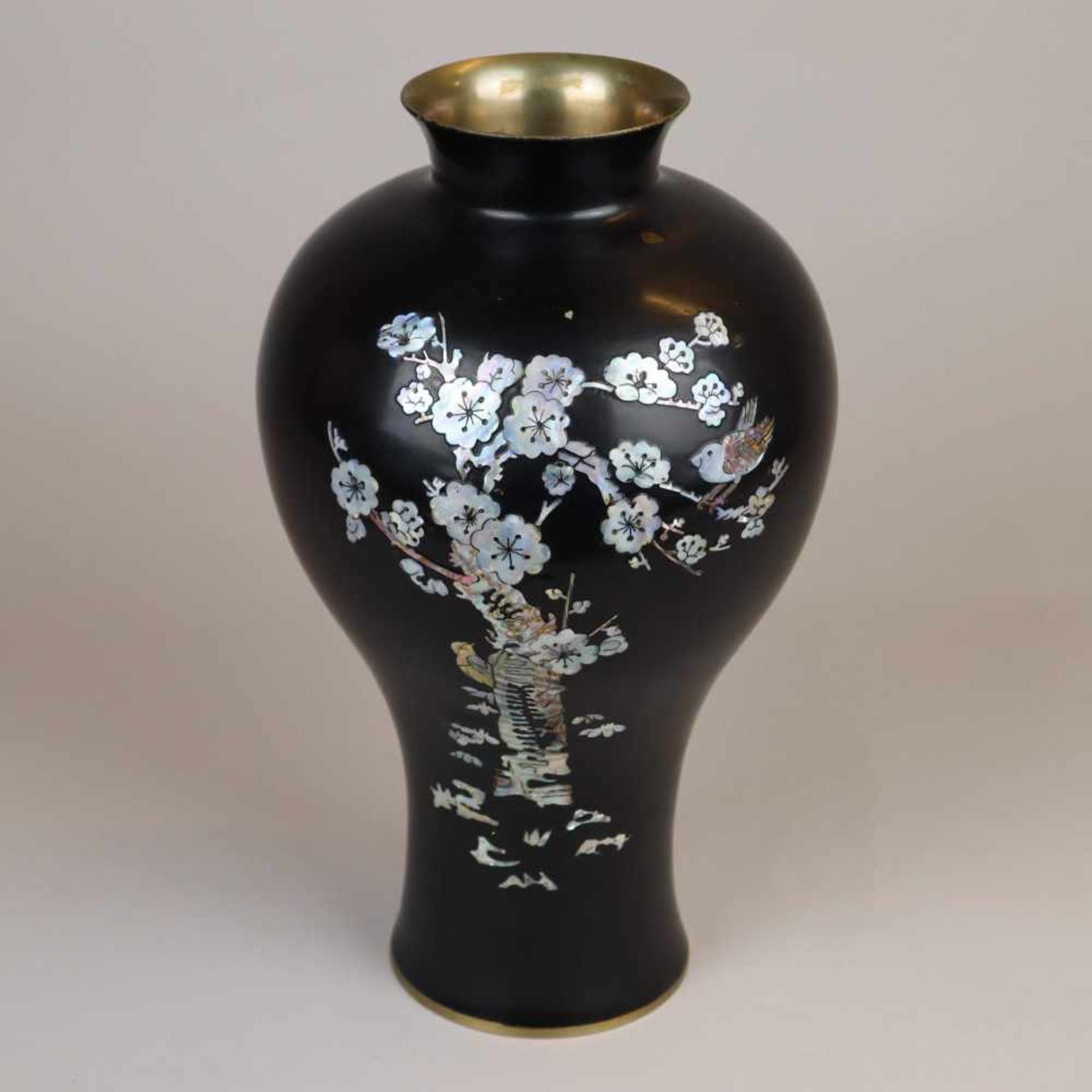 Vase mit Perlmuttintarsien- Meipingform mit langem Hals und ausschwingendem Mündungsrand. Messing