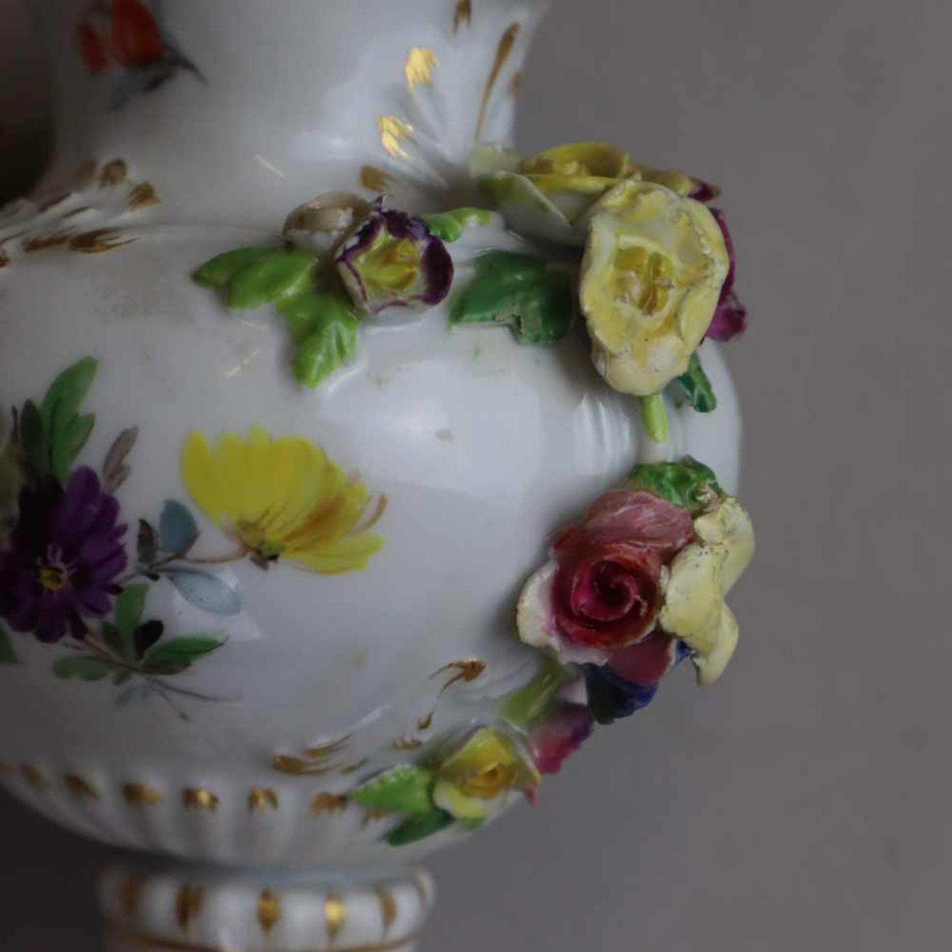 Miniaturvase - Meissen, unterglasurblaue Schwertermarke, Knaufzeit, Balusterkorpus mit gewelltem - Bild 7 aus 9