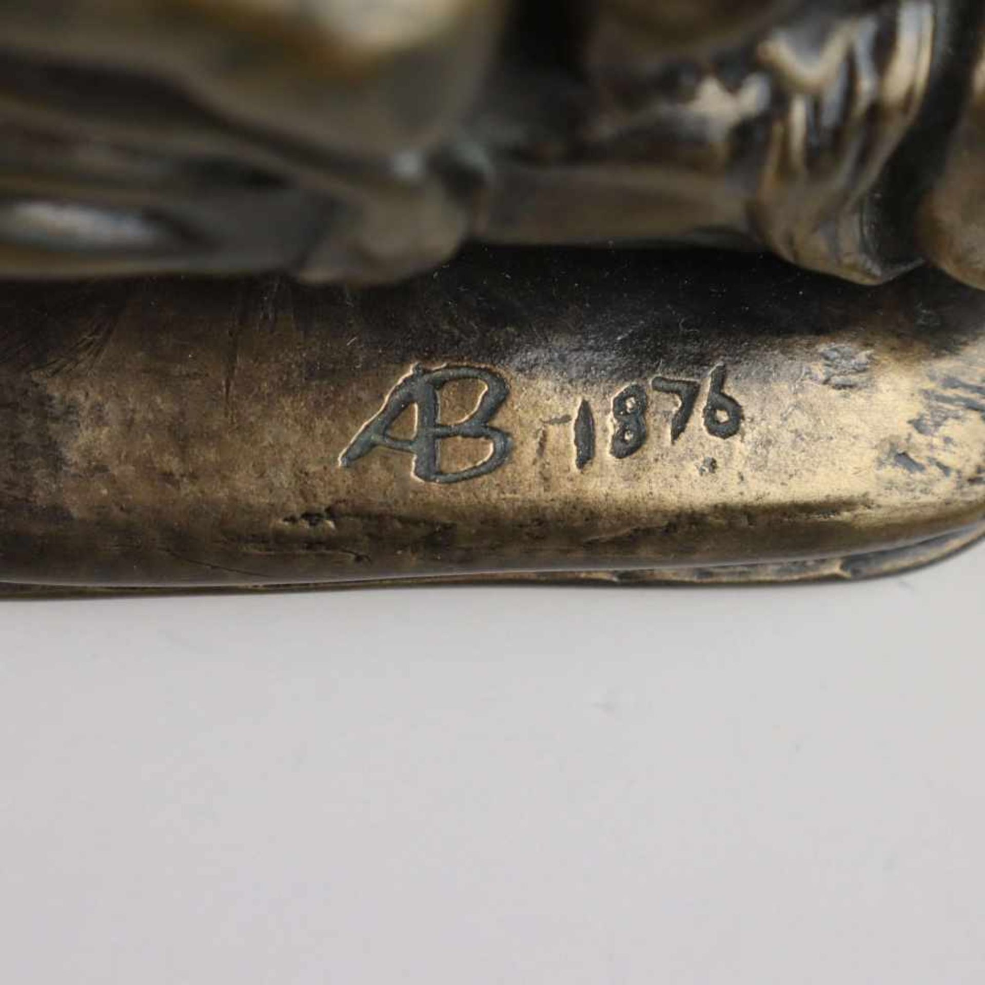 Erotische Bronzefigur - Die Umarmung,Bronze braun patiniert, auf dem Sockel vertieft monogrammiert - Bild 8 aus 9