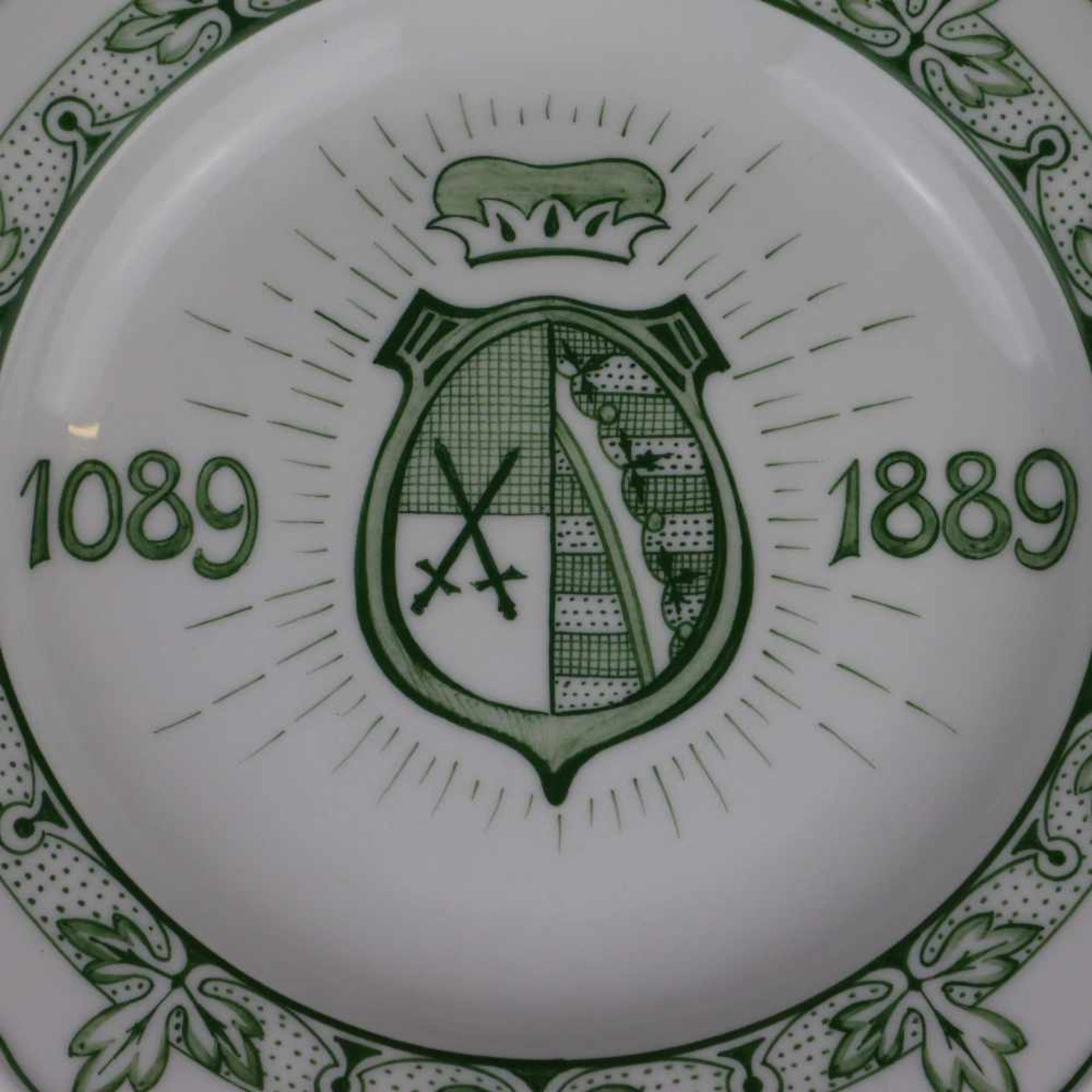 Meissen-Jubiläumsteller - 800 Jahre Haus Wettin 1089 - 1889, Weißporzellan mit unterglasurgrüner - Bild 3 aus 7