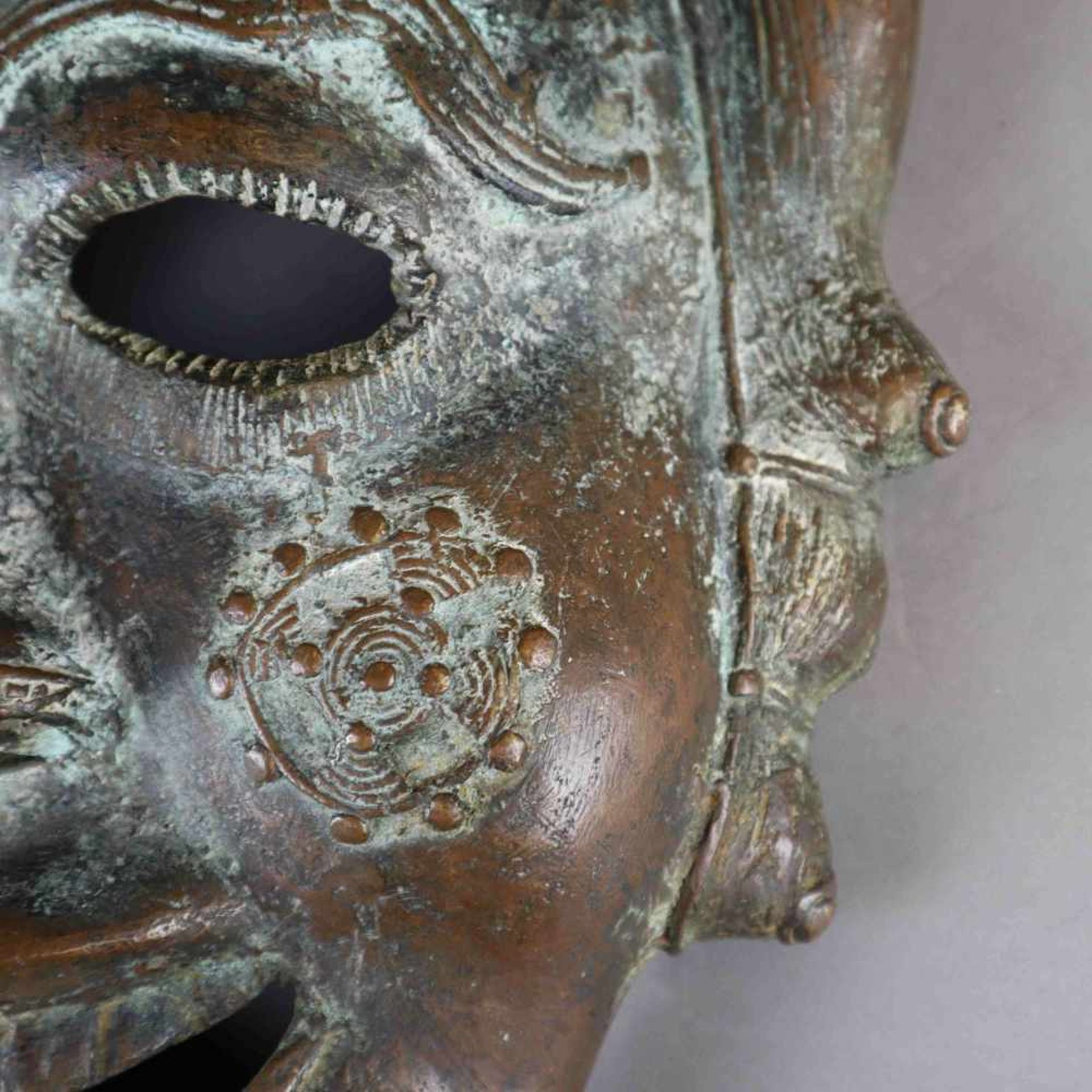 Alte Bronzemaske - Bronze grün patiniert, längliche Maske mit Hörnern, Gesicht mit geöffnetem - Bild 6 aus 7