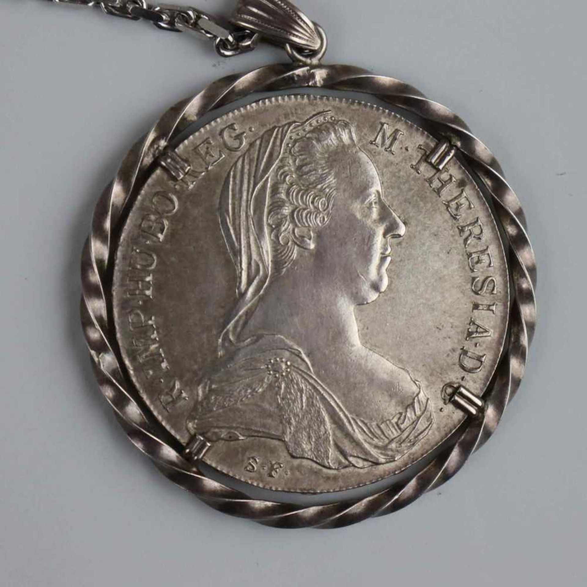 Maria-Theresien-Taler als Anhänger - Silbermünze: av. mit Profil der Kaiserin Maria Theresia, - Bild 2 aus 3