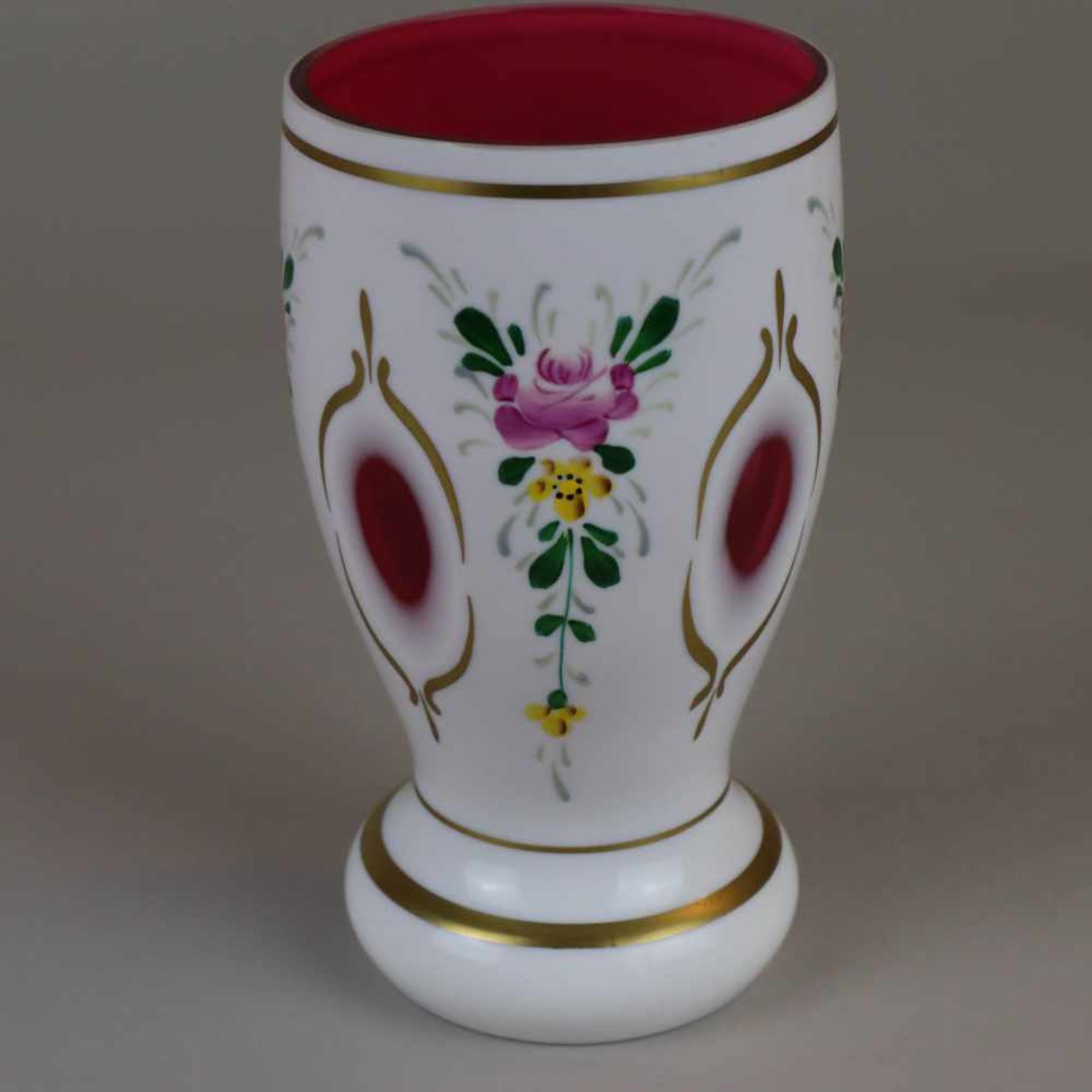 Ranftbecher/Vase - Böhmen nach 1900, rot gefärbtes Kristallglas mit Milchglasüberfang,