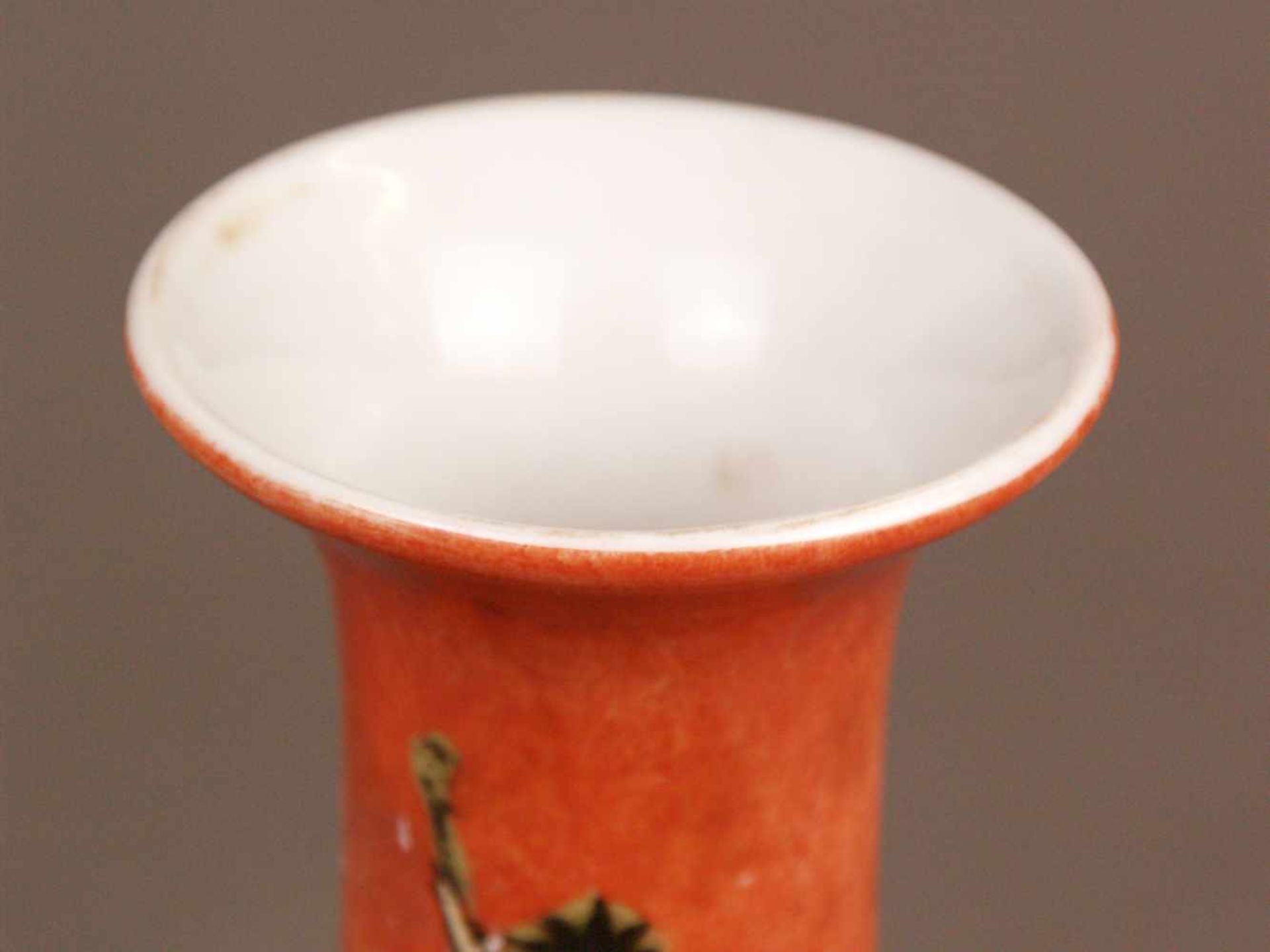 Vase - Tian qiu ping, rote Glasur in der Art der Pfirsichblütenglasuren sowie Darstellung zweier - Bild 3 aus 8