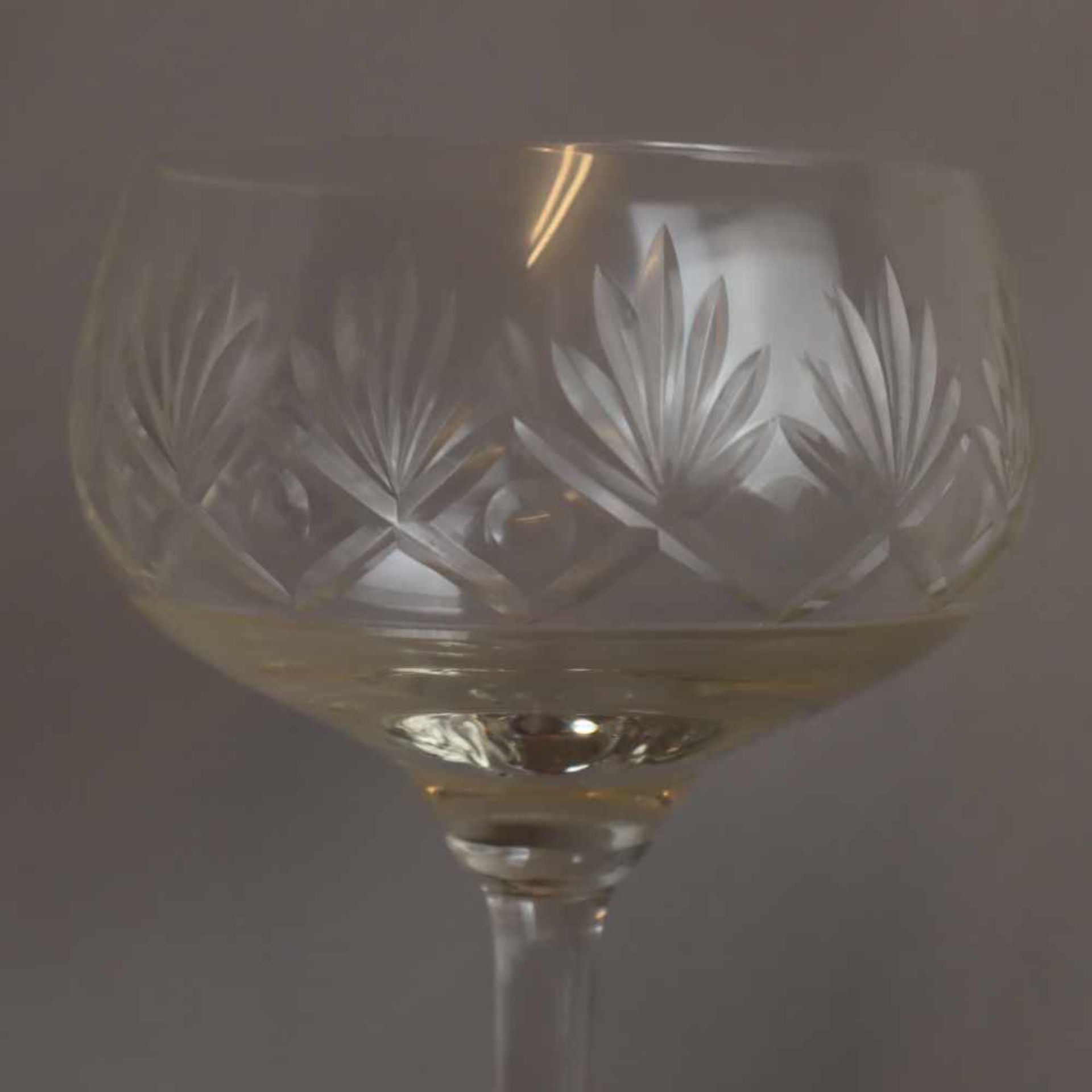 Sechs Wein-Stängelgläser - farbloses Kristallglas, Kuppa mit umlaufendem Fächerschliff, langer - Bild 3 aus 4
