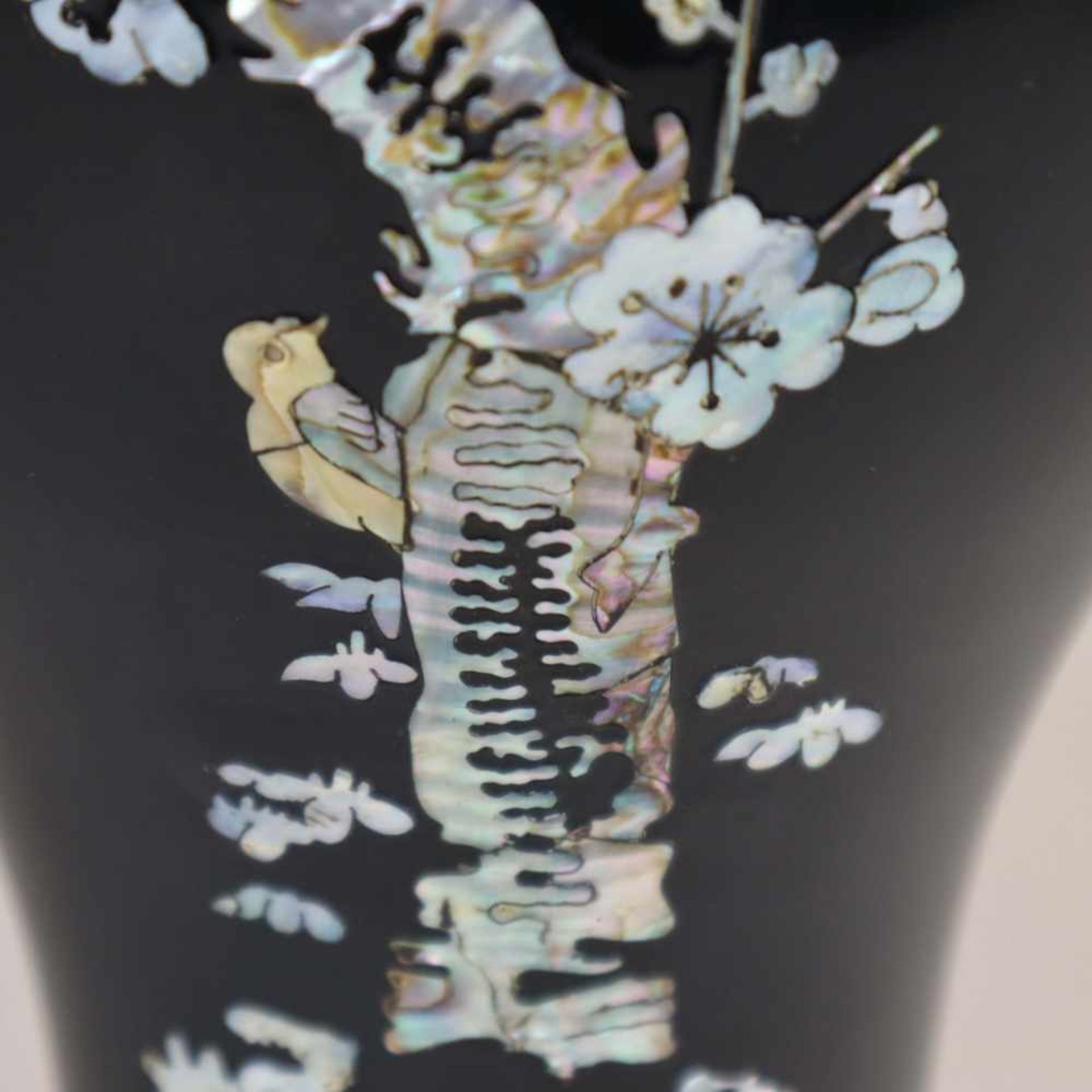 Vase mit Perlmuttintarsien- Meipingform mit langem Hals und ausschwingendem Mündungsrand. Messing - Bild 6 aus 7