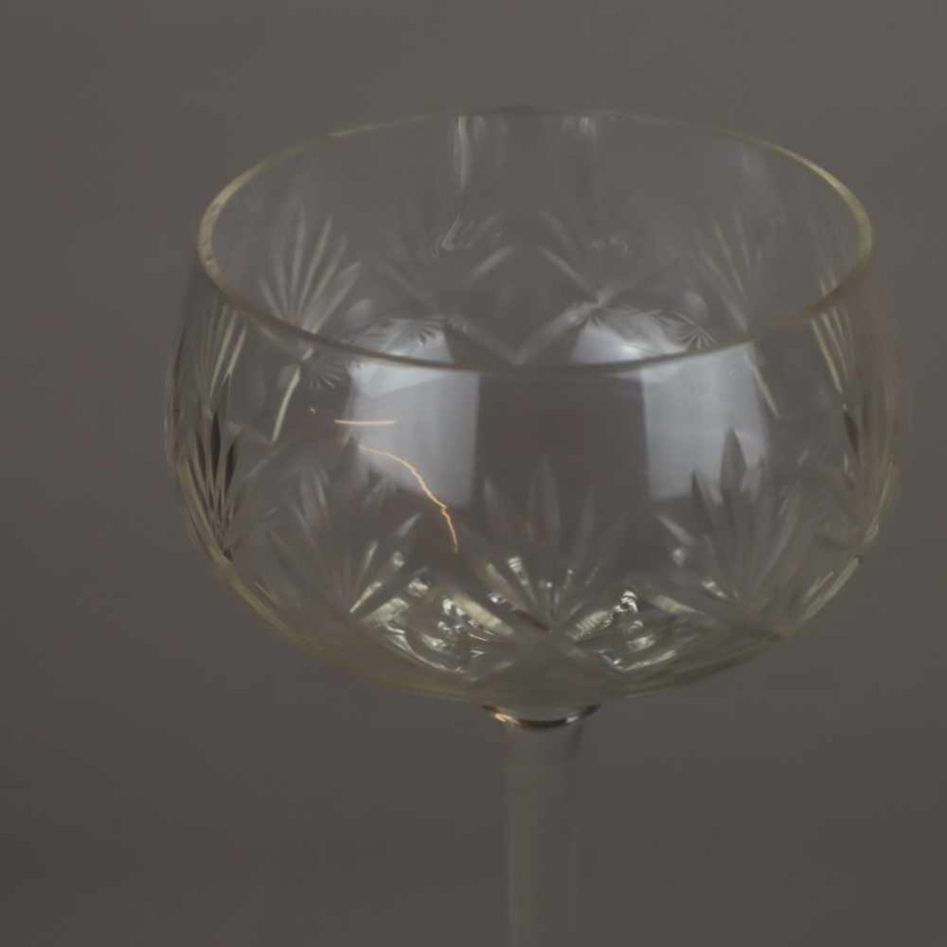 Sechs Wein-Stängelgläser - farbloses Kristallglas, Kuppa mit umlaufendem Fächerschliff, langer - Bild 2 aus 4
