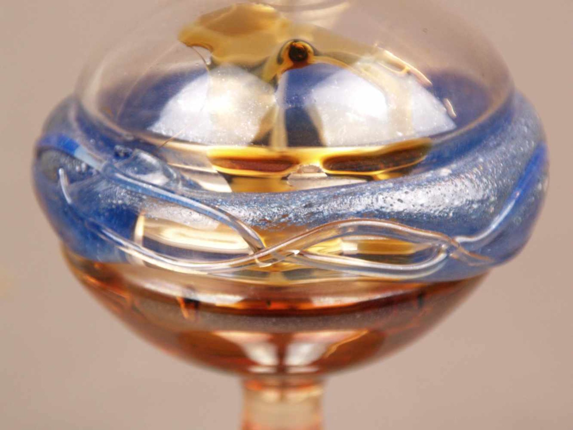 Parfumflakon - Bleikristall, teils irisiert, mundgeblasen und handgeschliffen, kugelförmiger - Bild 4 aus 7