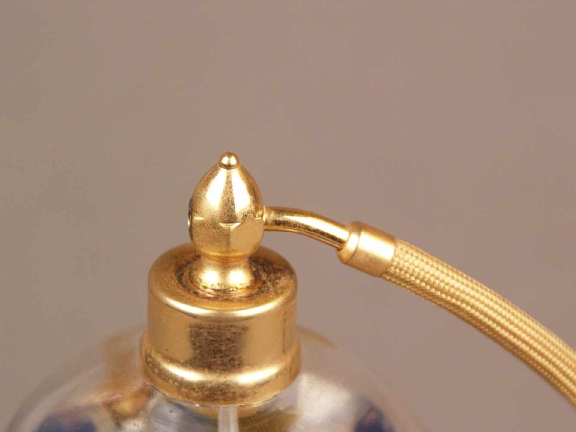 Parfumflakon - Bleikristall, teils irisiert, mundgeblasen und handgeschliffen, kugelförmiger - Bild 2 aus 7