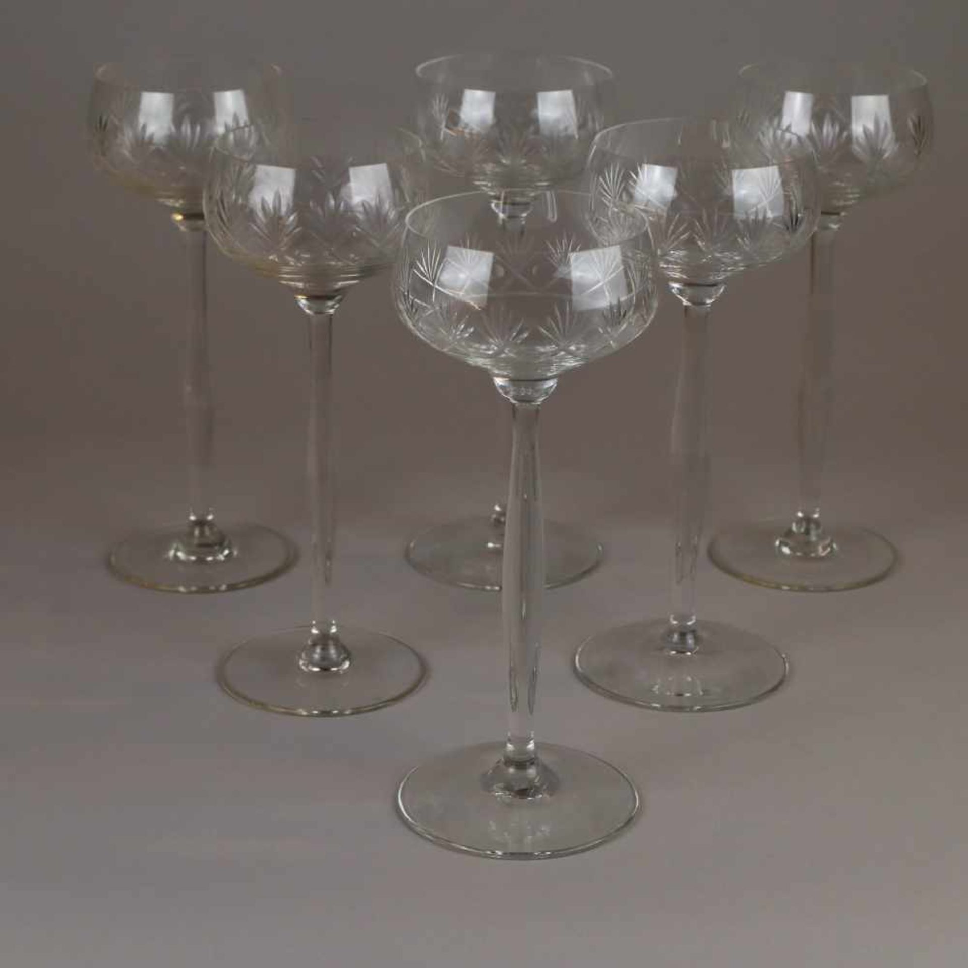 Sechs Wein-Stängelgläser - farbloses Kristallglas, Kuppa mit umlaufendem Fächerschliff, langer