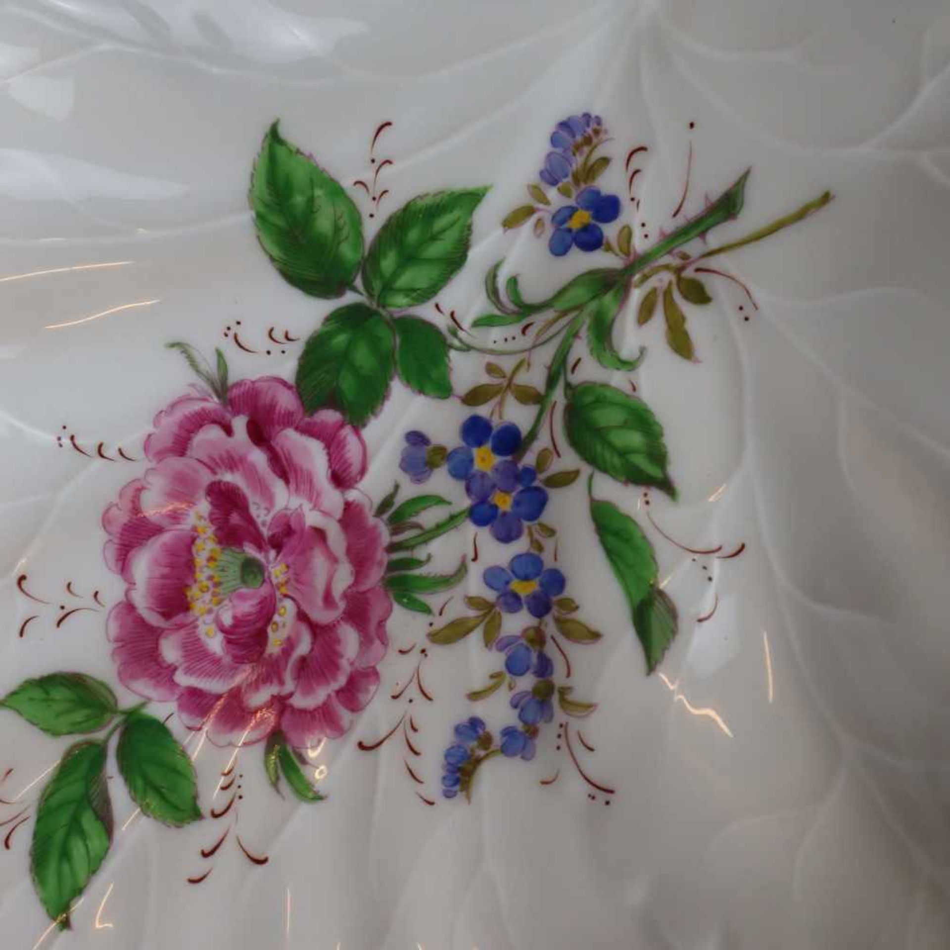 Blattschale - Hoechst, blaue Radmarke mit Malerzeichen "AB", polychromer Heckenrose-Dekor, - Bild 2 aus 5