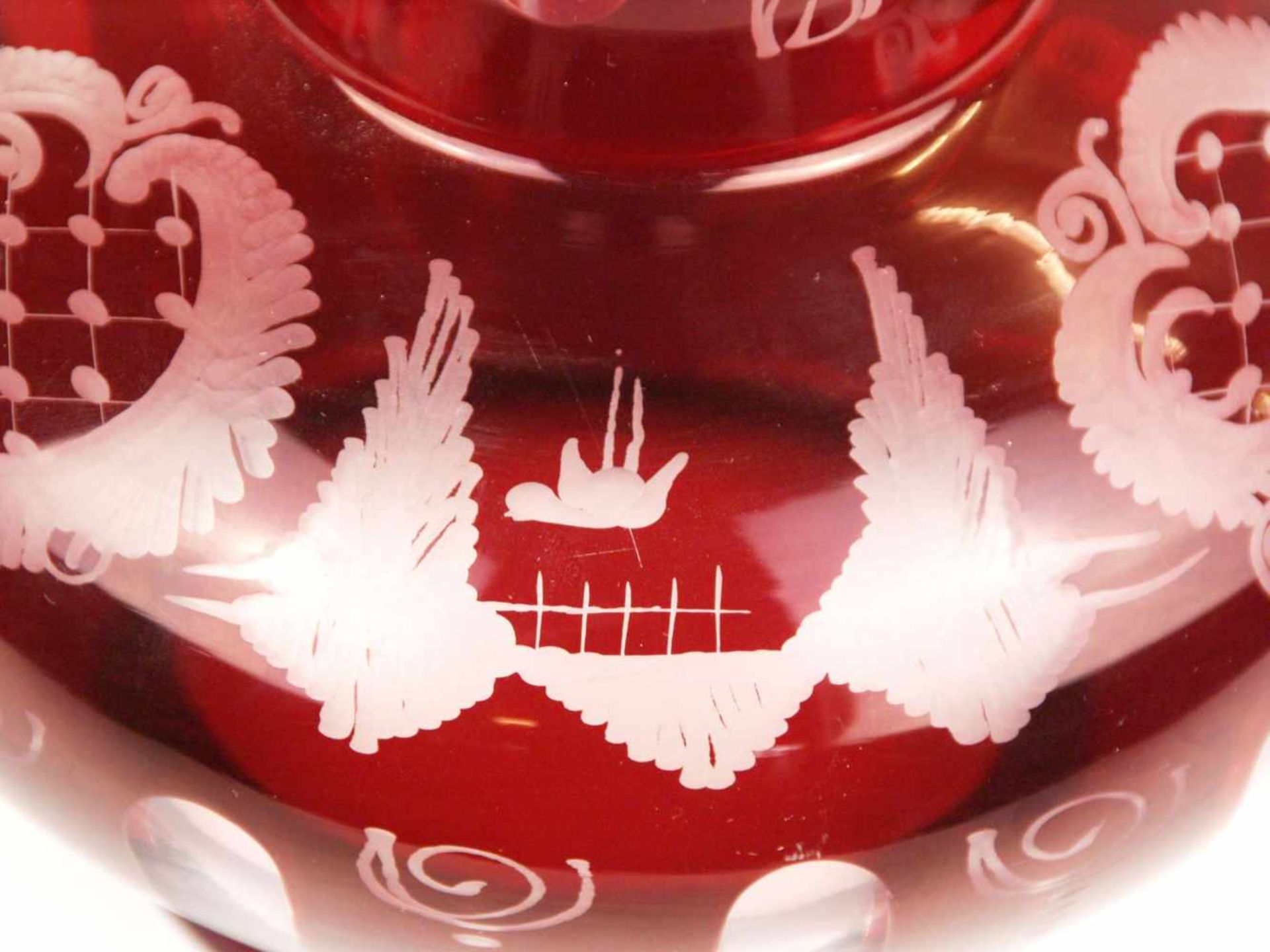 Große Glaskaraffe - Böhmen 20.Jh., farbloses Glas mit rubinrotem Überfang, Dekor geschnitten und - Bild 7 aus 10