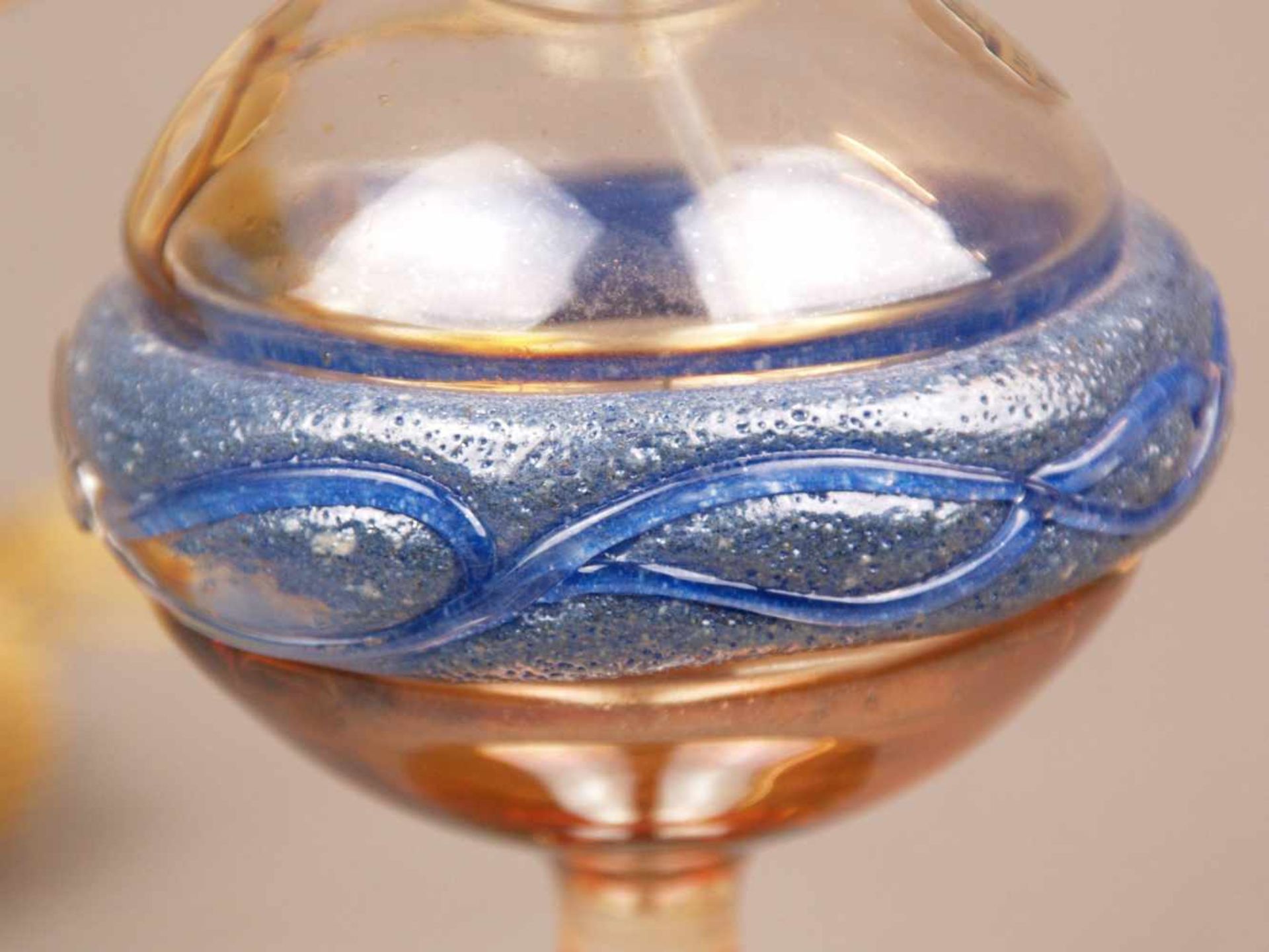 Parfumflakon - Bleikristall, teils irisiert, mundgeblasen und handgeschliffen, kugelförmiger - Bild 5 aus 7