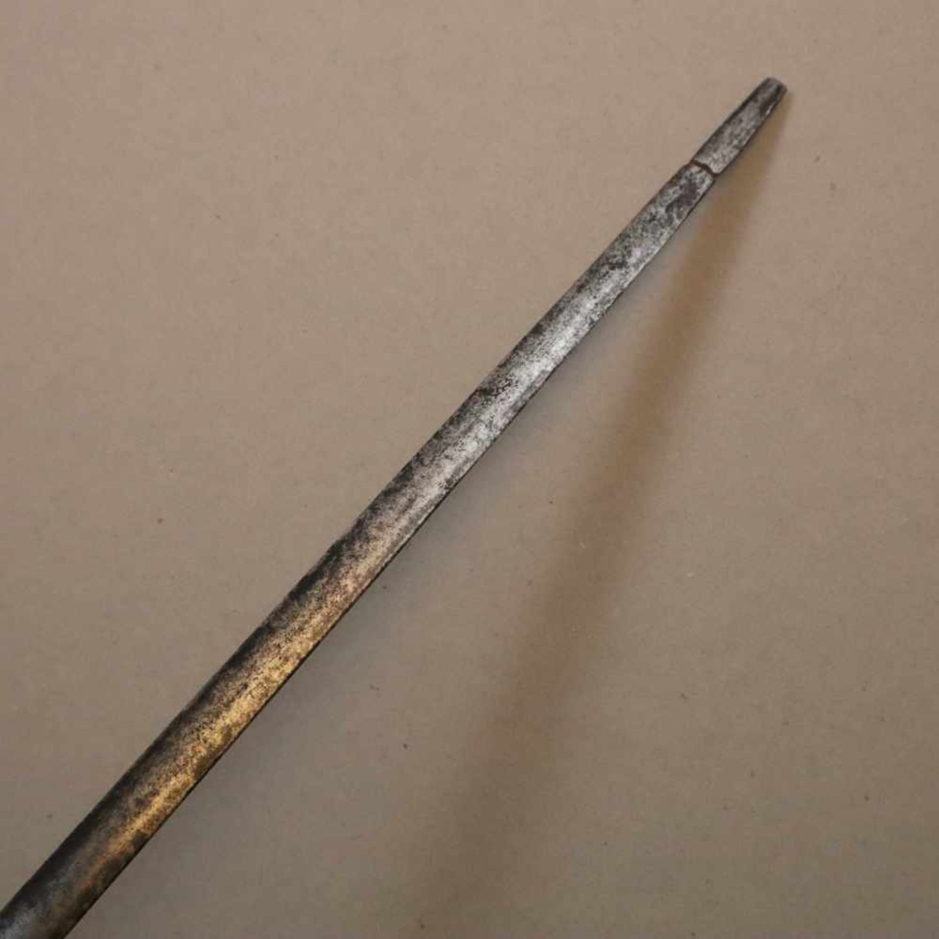 Degen - Spanien, zweischneidige Eisen-Klinge mit rautenförmigem Querschnitt, Messinggriff mit Bügel, - Bild 7 aus 7