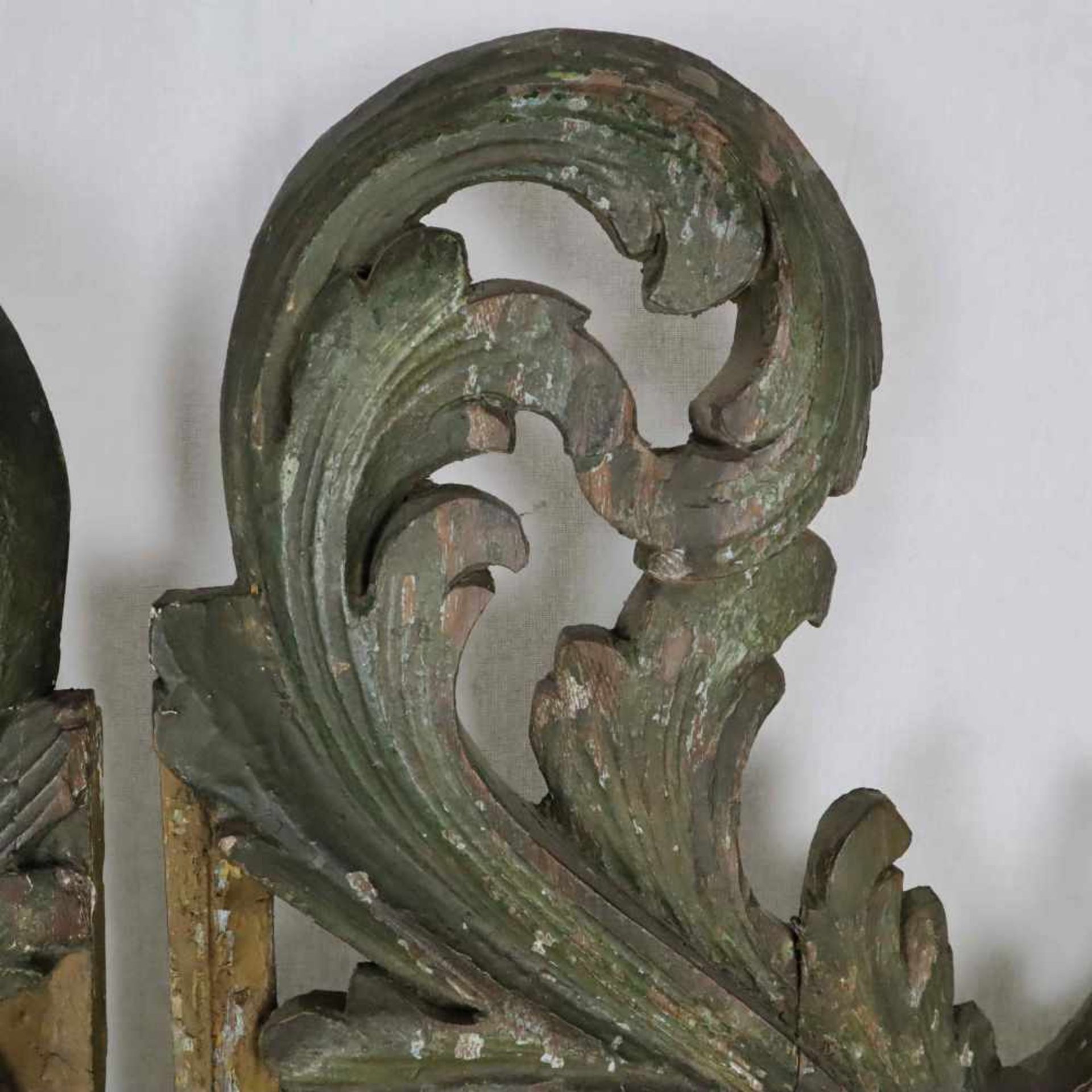 Flügelförmige Orgelzier - wohl 18.Jh, 2-tlg, Holz, geschnitzt, farbig gefast, durchbrochen - Bild 5 aus 9