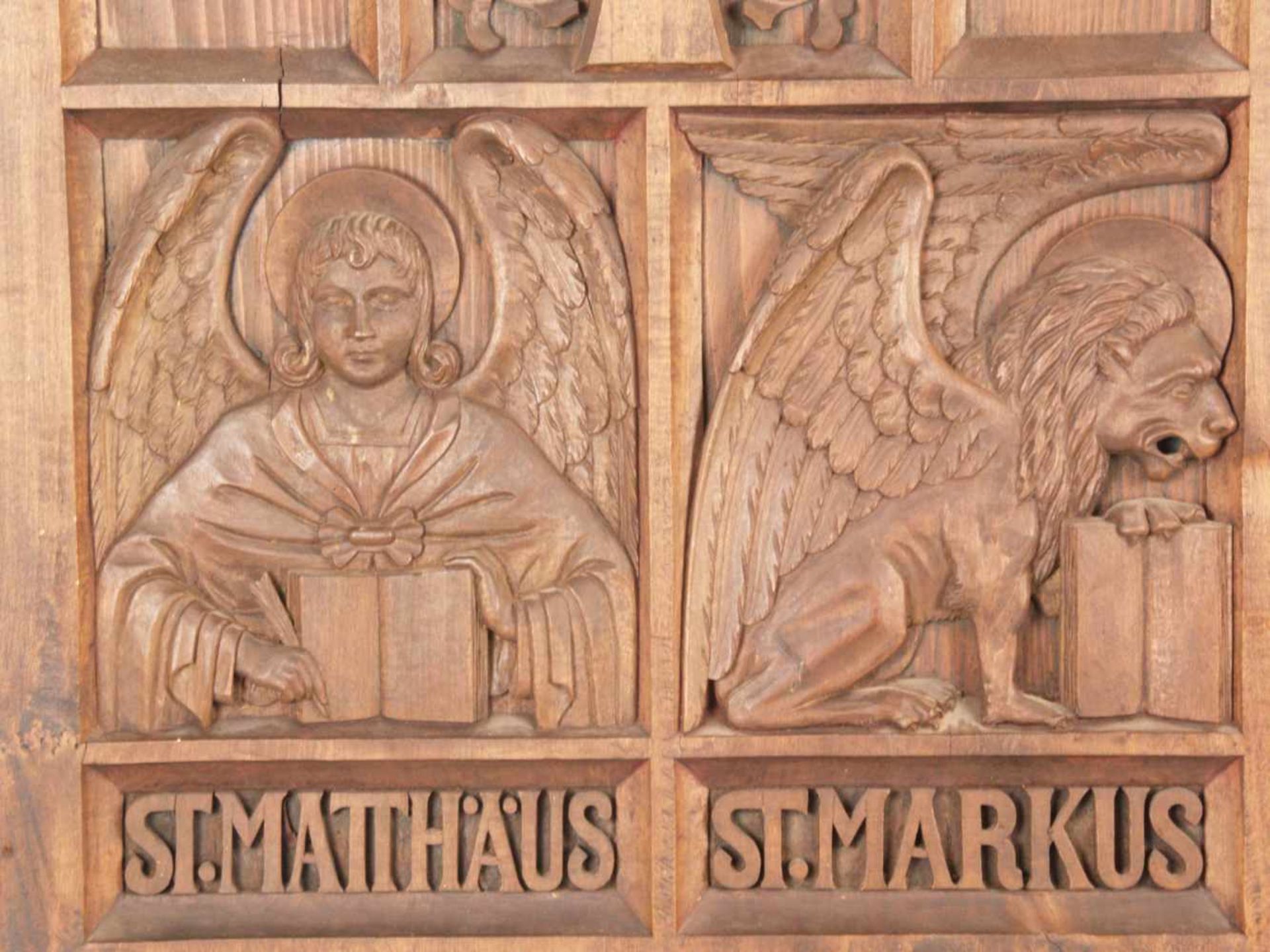 Paar Emporenpaneele mit Evangelistensymbolen - Holz gebeizt, geschnitzt, zwei rechteckige - Bild 5 aus 14