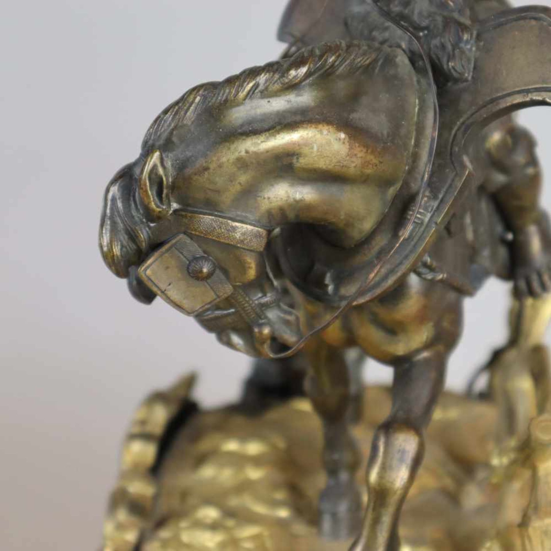Figürliche Kaminuhr - 19. Jh., Bronze größtenteils vergoldet, reich verziertes geschwungen - Bild 7 aus 16