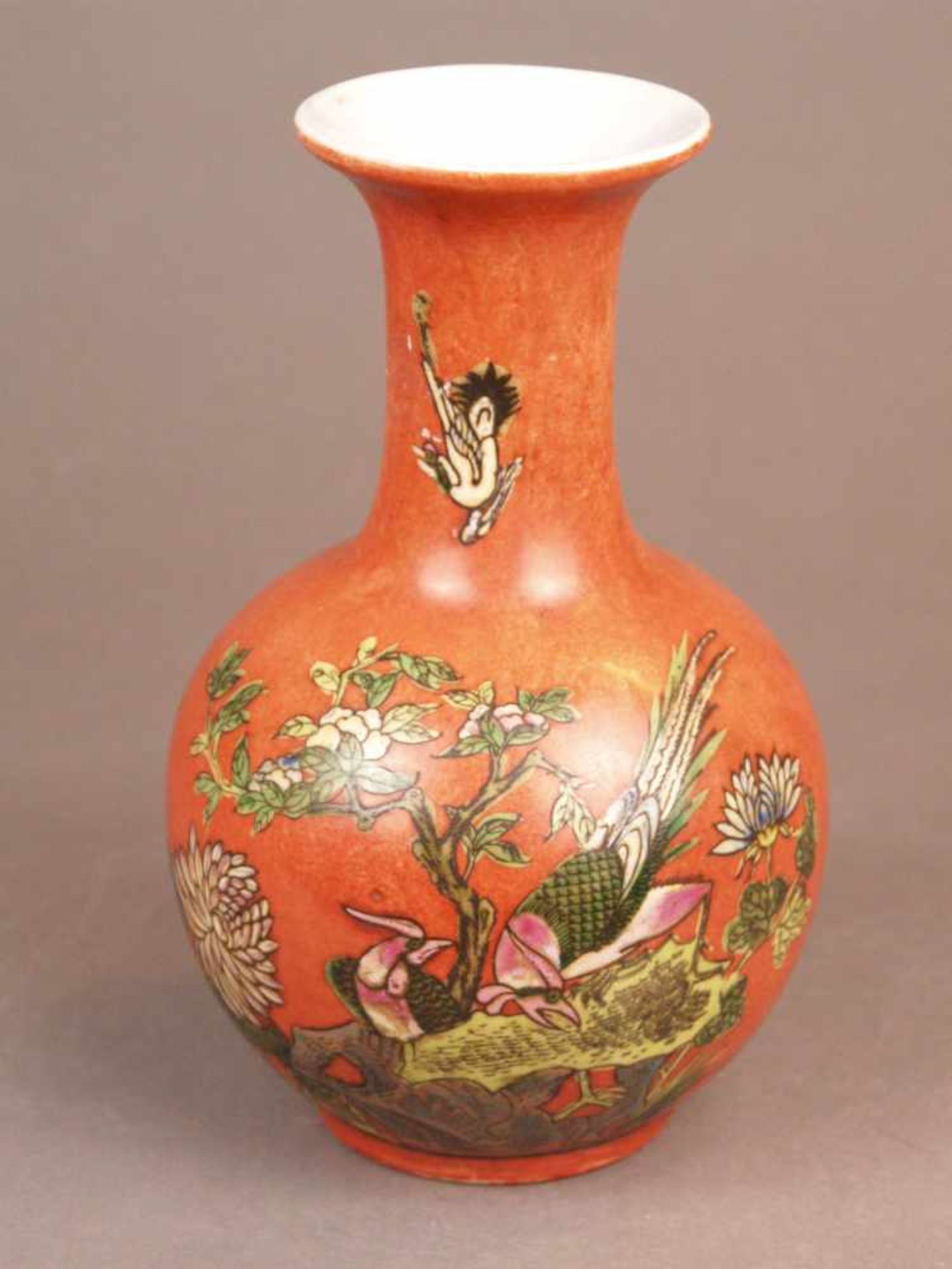 Vase - Tian qiu ping, rote Glasur in der Art der Pfirsichblütenglasuren sowie Darstellung zweier