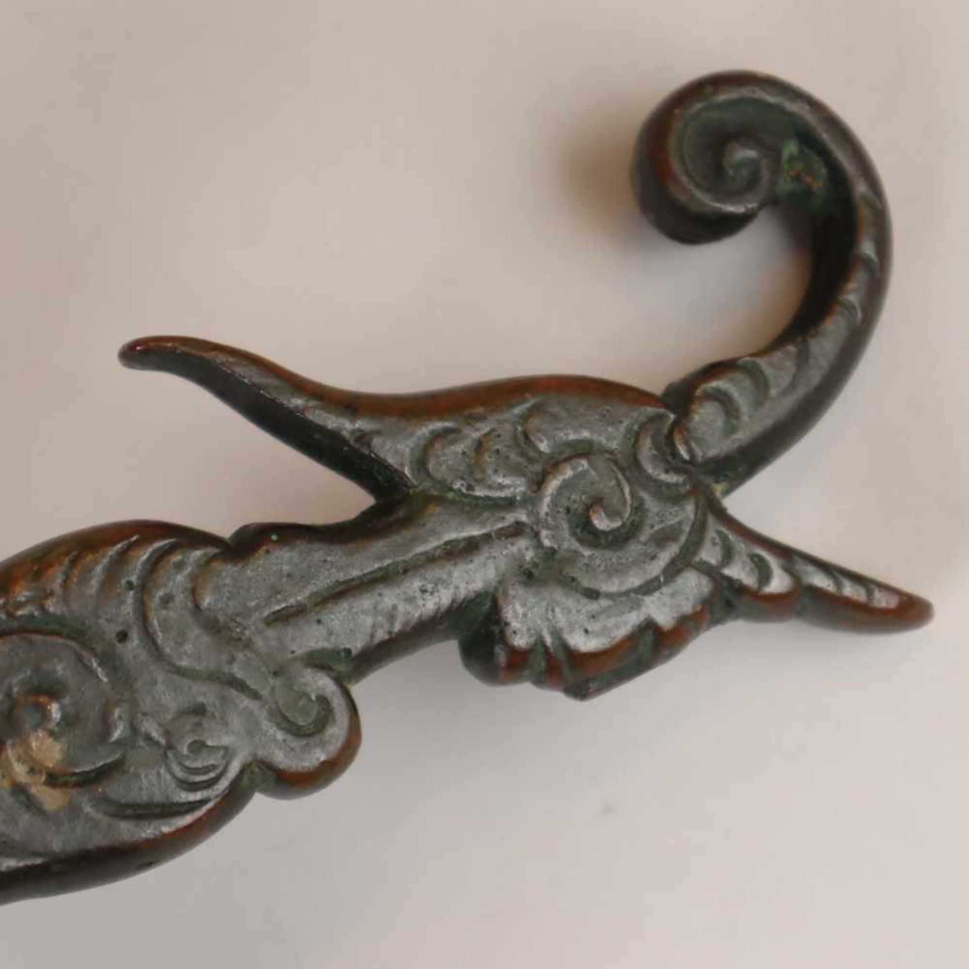 Türklopfer - Bronze, gegossen, dunkel patiniert, Dekor mit antropomorpher Figur und Voluten, - Bild 3 aus 6
