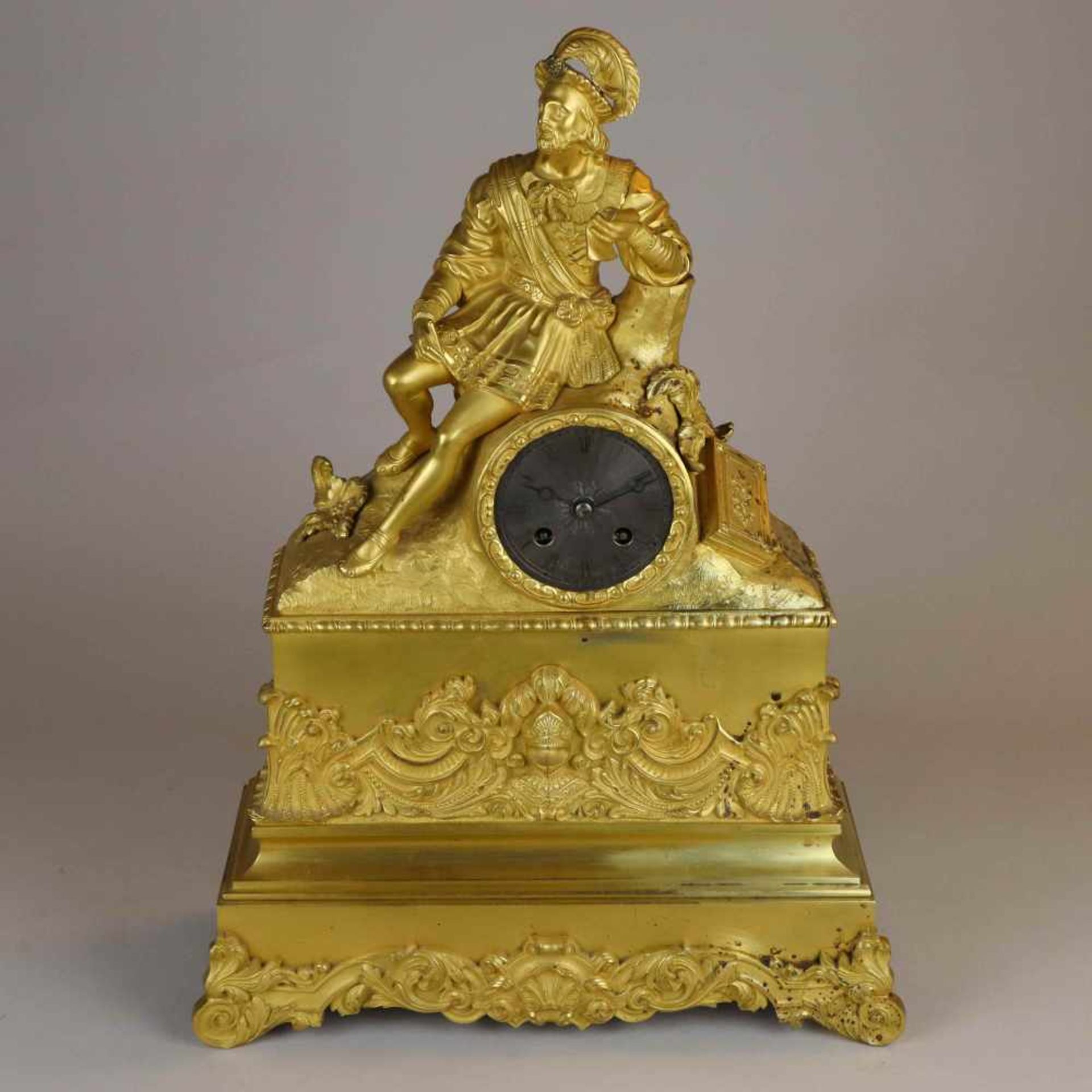 Französische Kaminuhr - um 1840, Bronze, vergoldet, hoher gekehlter, stufig abgesetzter Sockel mit
