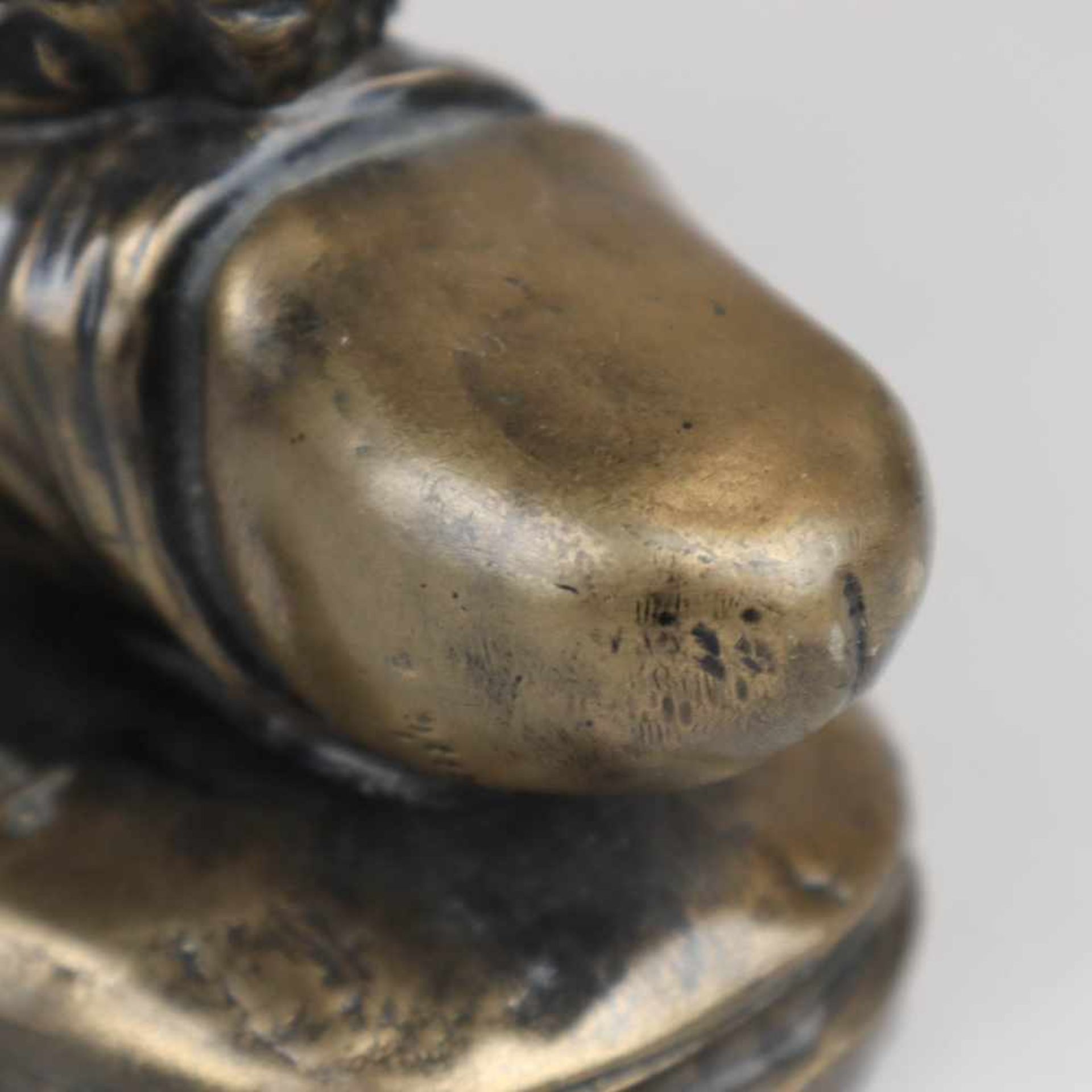 Erotische Bronzefigur - Die Umarmung,Bronze braun patiniert, auf dem Sockel vertieft monogrammiert - Bild 4 aus 9