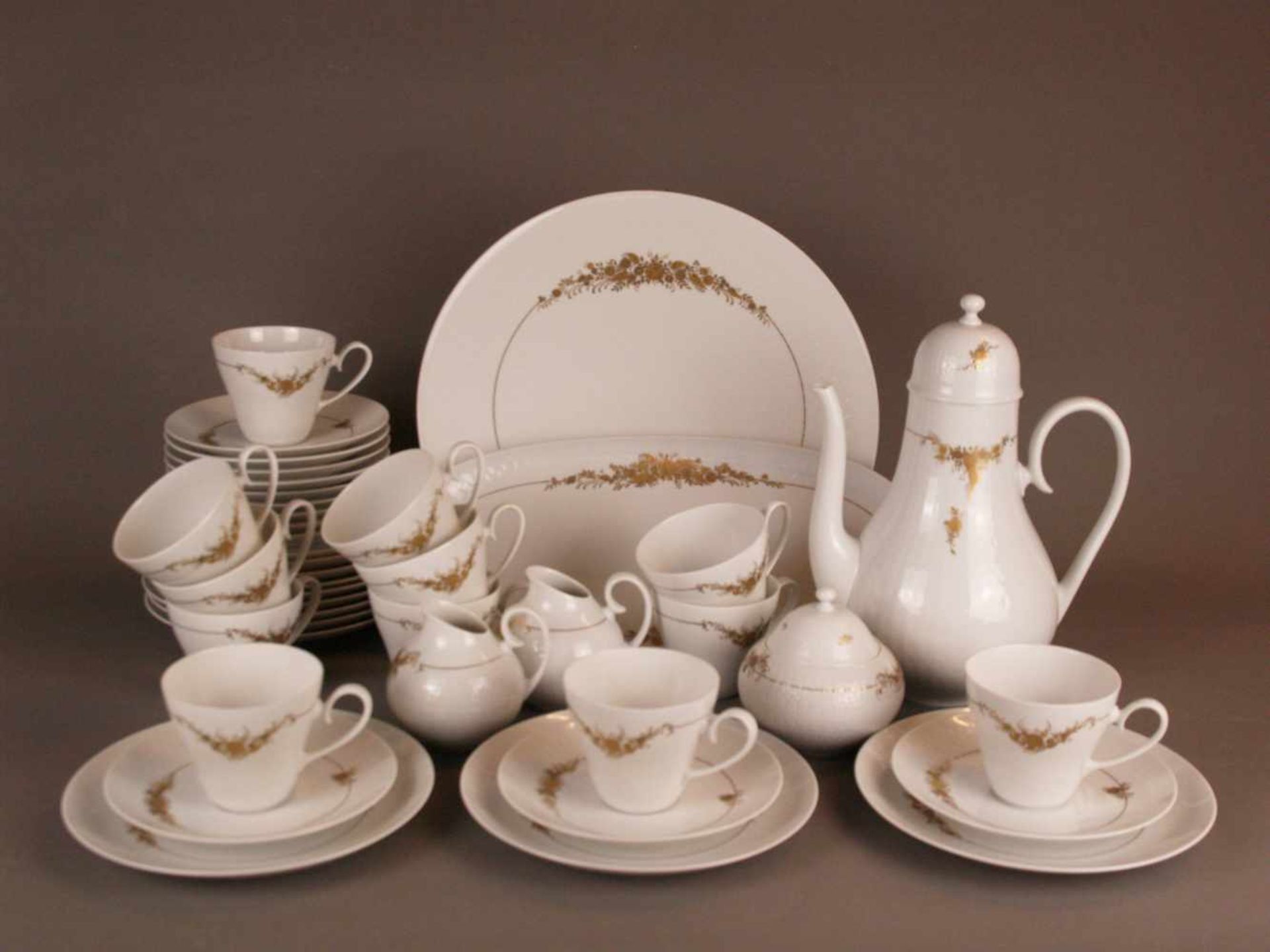 Kaffeeservice Rosenthal für 12 Personen - Rosenthal studio linie, Form 'Romanze', mit Golddekor,