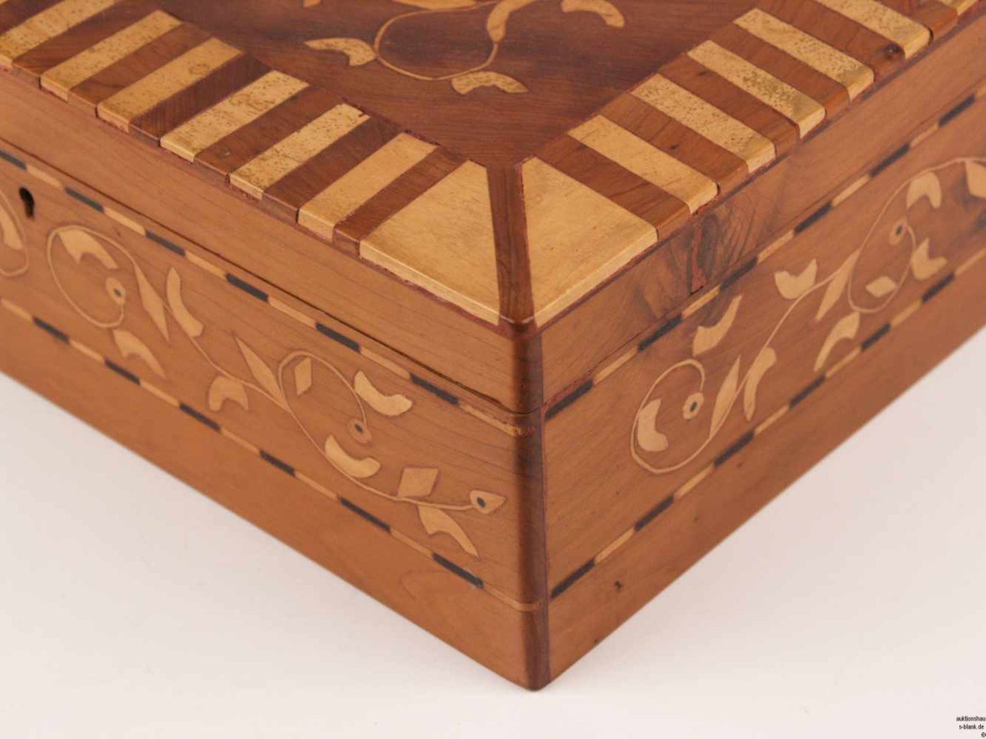 Nähkasten - rechteckige Form, Holz, Perlmutt- und Holzintarsien, geometrisches und florales - Bild 4 aus 8