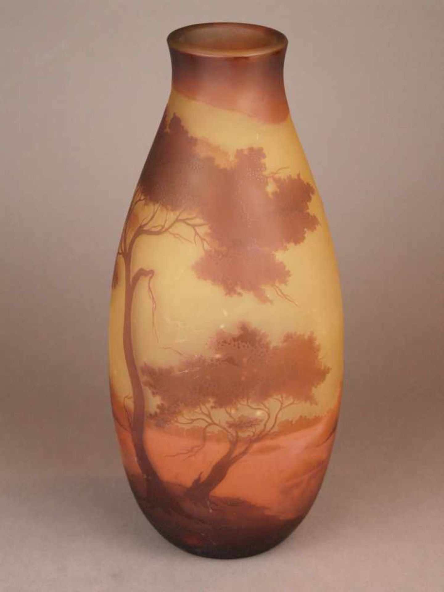 Jugendstil-Vase mit mittelalterlicher Burgansicht - ovoide Form, farbloses Glas, rotbraun - Bild 2 aus 8