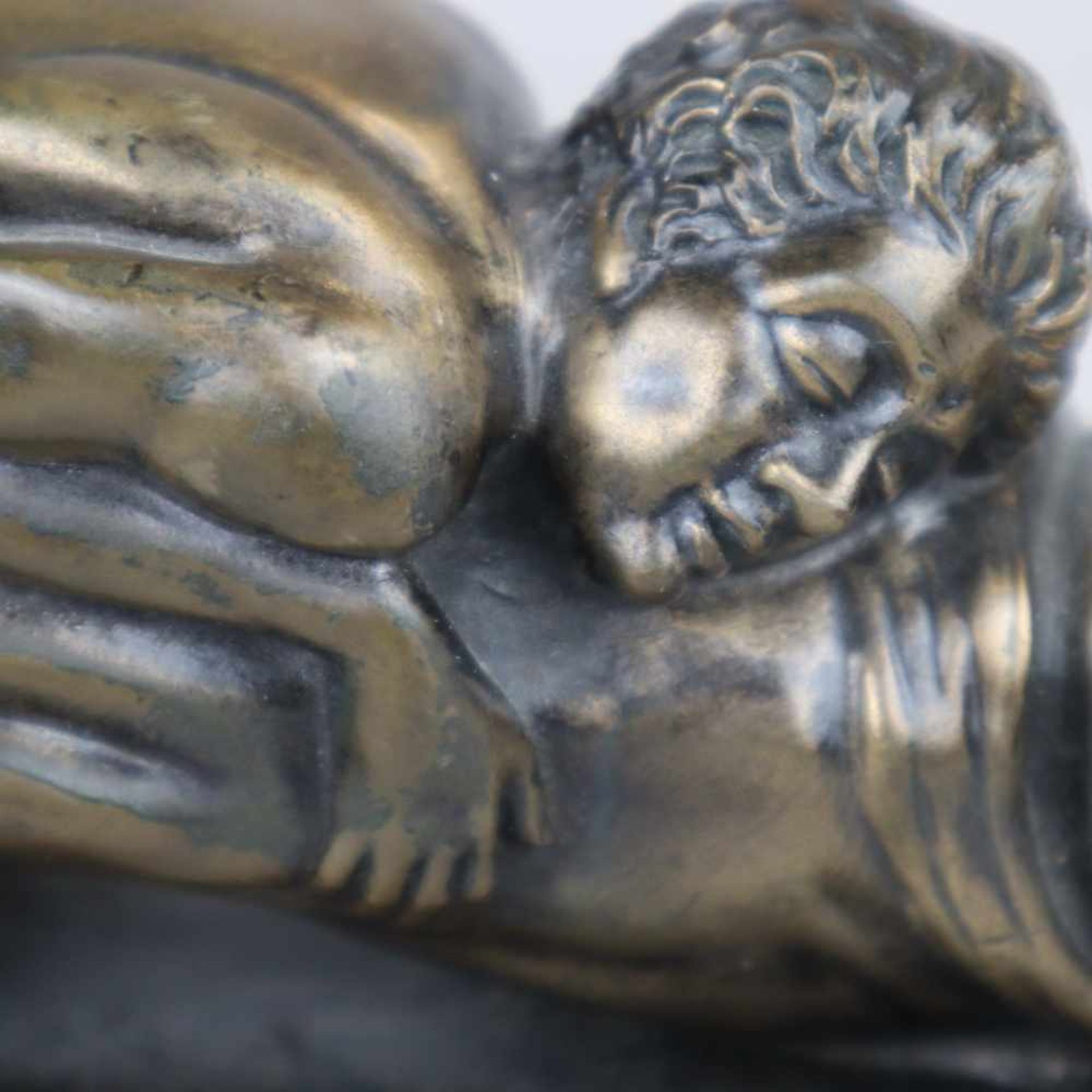 Erotische Bronzefigur - Die Umarmung,Bronze braun patiniert, auf dem Sockel vertieft monogrammiert - Bild 3 aus 9