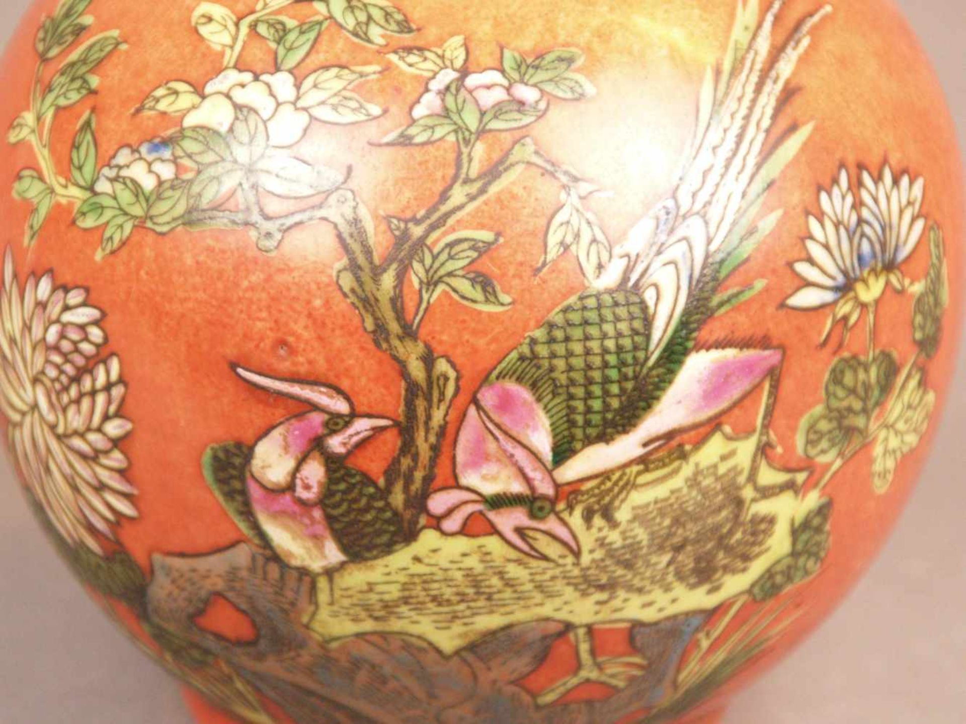 Vase - Tian qiu ping, rote Glasur in der Art der Pfirsichblütenglasuren sowie Darstellung zweier - Bild 5 aus 8