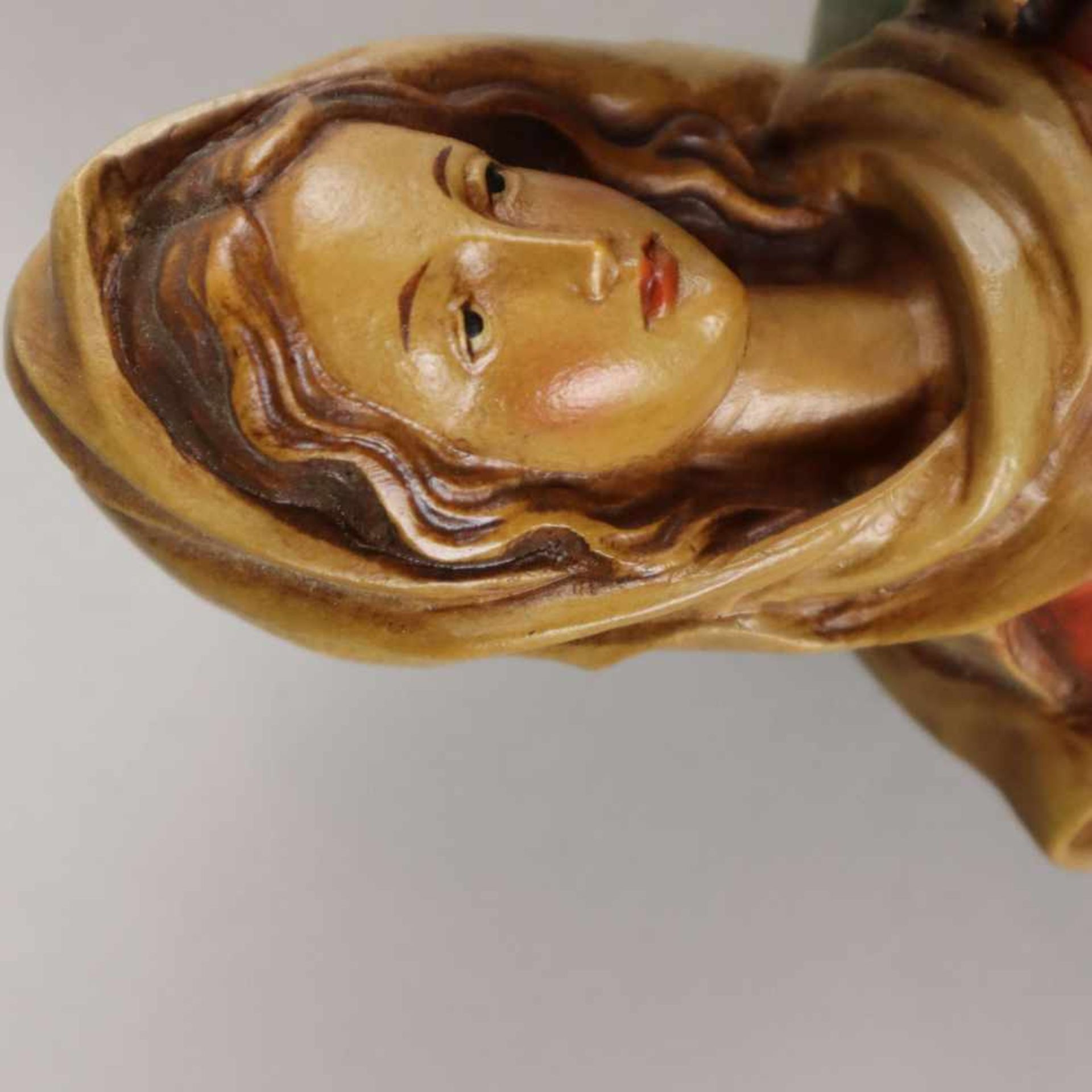 Madonna mit Kind - Südtirol, 20.Jh., Holz, vollrund geschnitzt, polychrom und gold gefasst, - Bild 3 aus 11