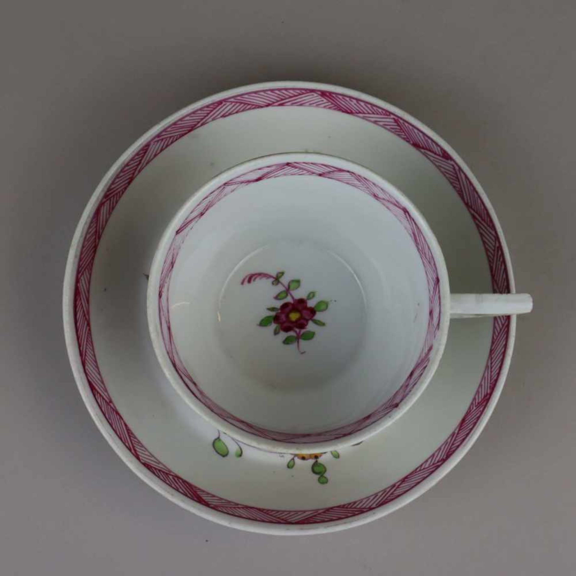 Tasse mit Untertasse -um 1800- Meissen Schwertermarke, Bemalung mit floralem Dekor im ostasiatischen - Bild 2 aus 8