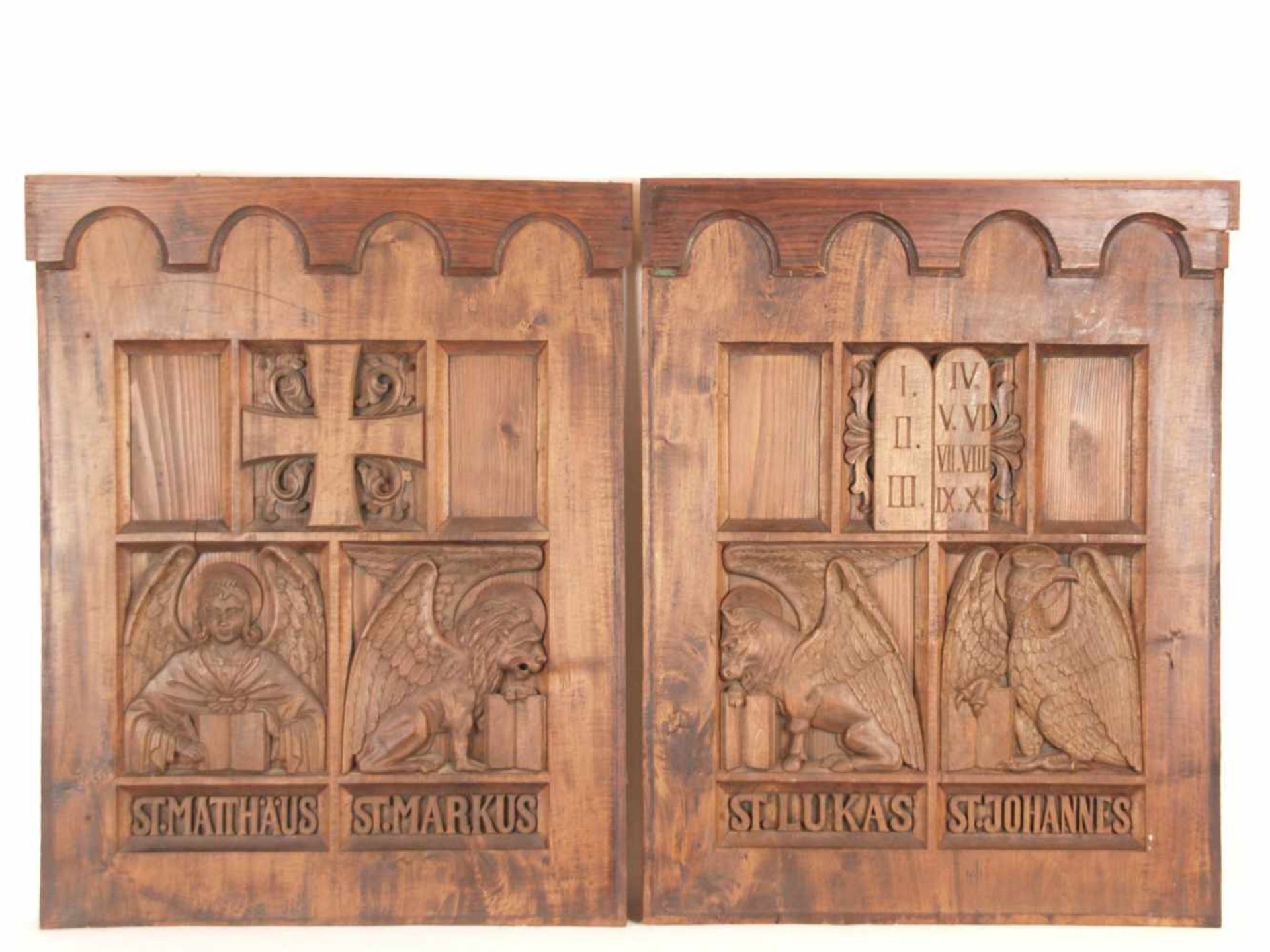 Paar Emporenpaneele mit Evangelistensymbolen - Holz gebeizt, geschnitzt, zwei rechteckige