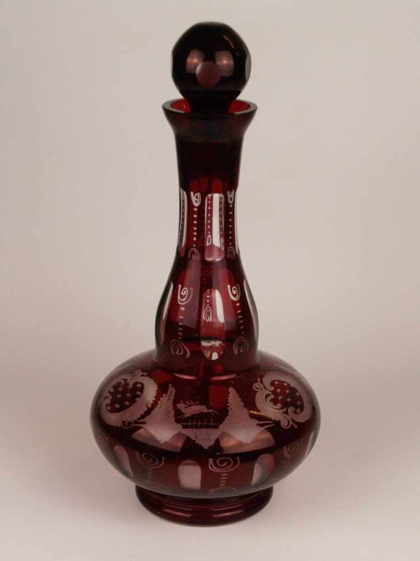 Große Glaskaraffe - Böhmen 20.Jh., farbloses Glas mit rubinrotem Überfang, Dekor geschnitten und
