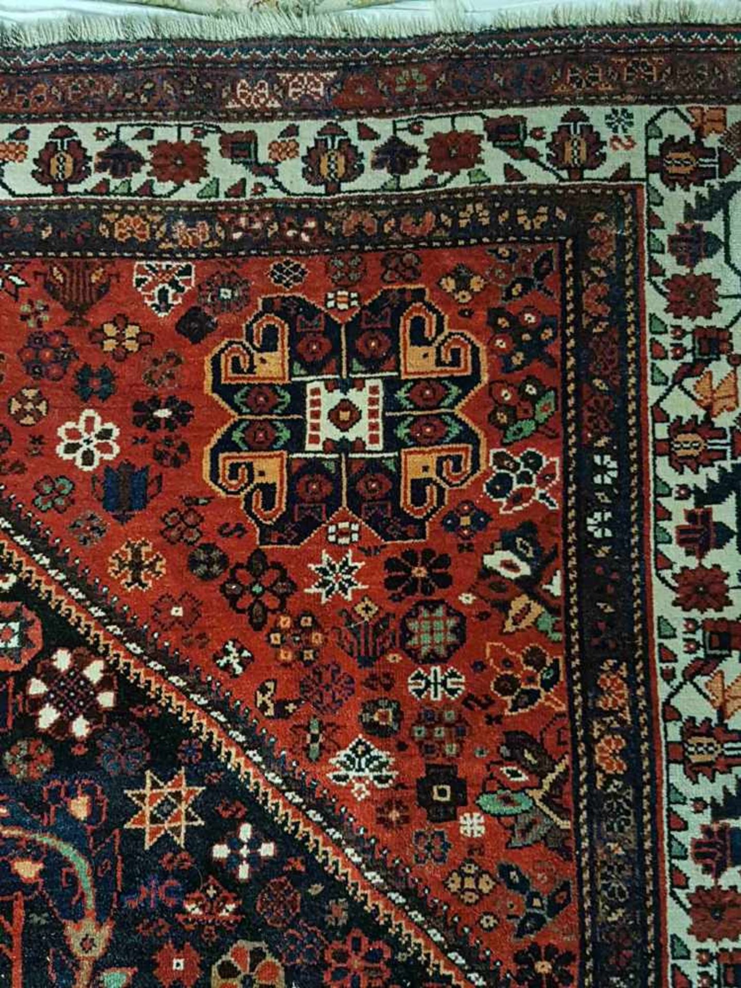 Orientteppich - Wolle, rotgrundig, floraler und ornamentaler Dekor, teils mit Vogelmotiven, mehrfach - Bild 6 aus 7