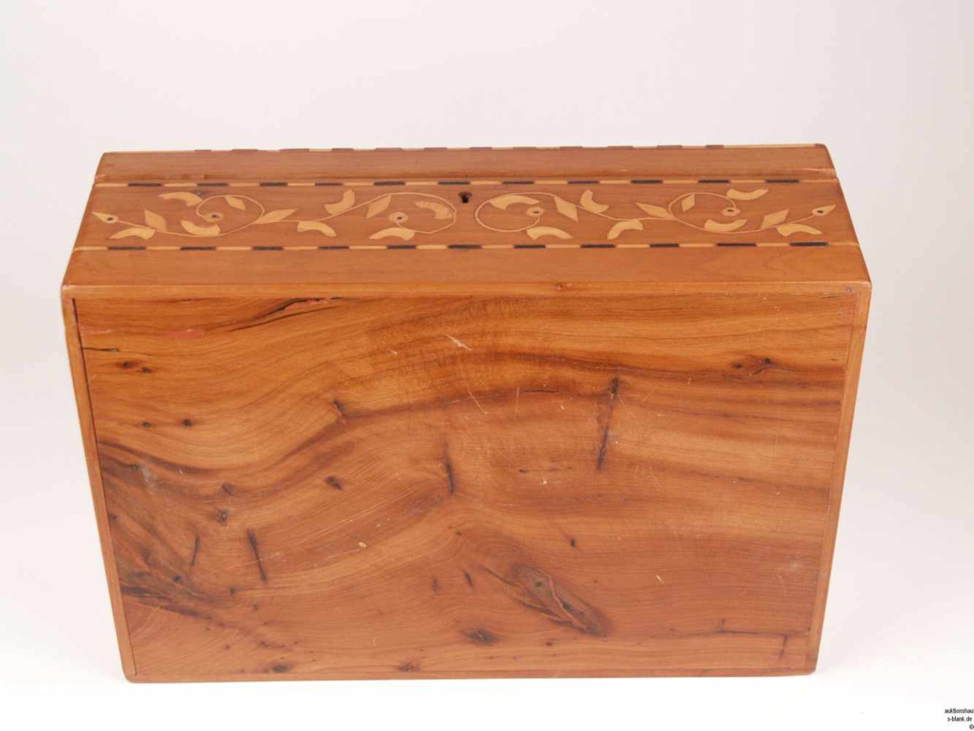 Nähkasten - rechteckige Form, Holz, Perlmutt- und Holzintarsien, geometrisches und florales - Bild 8 aus 8
