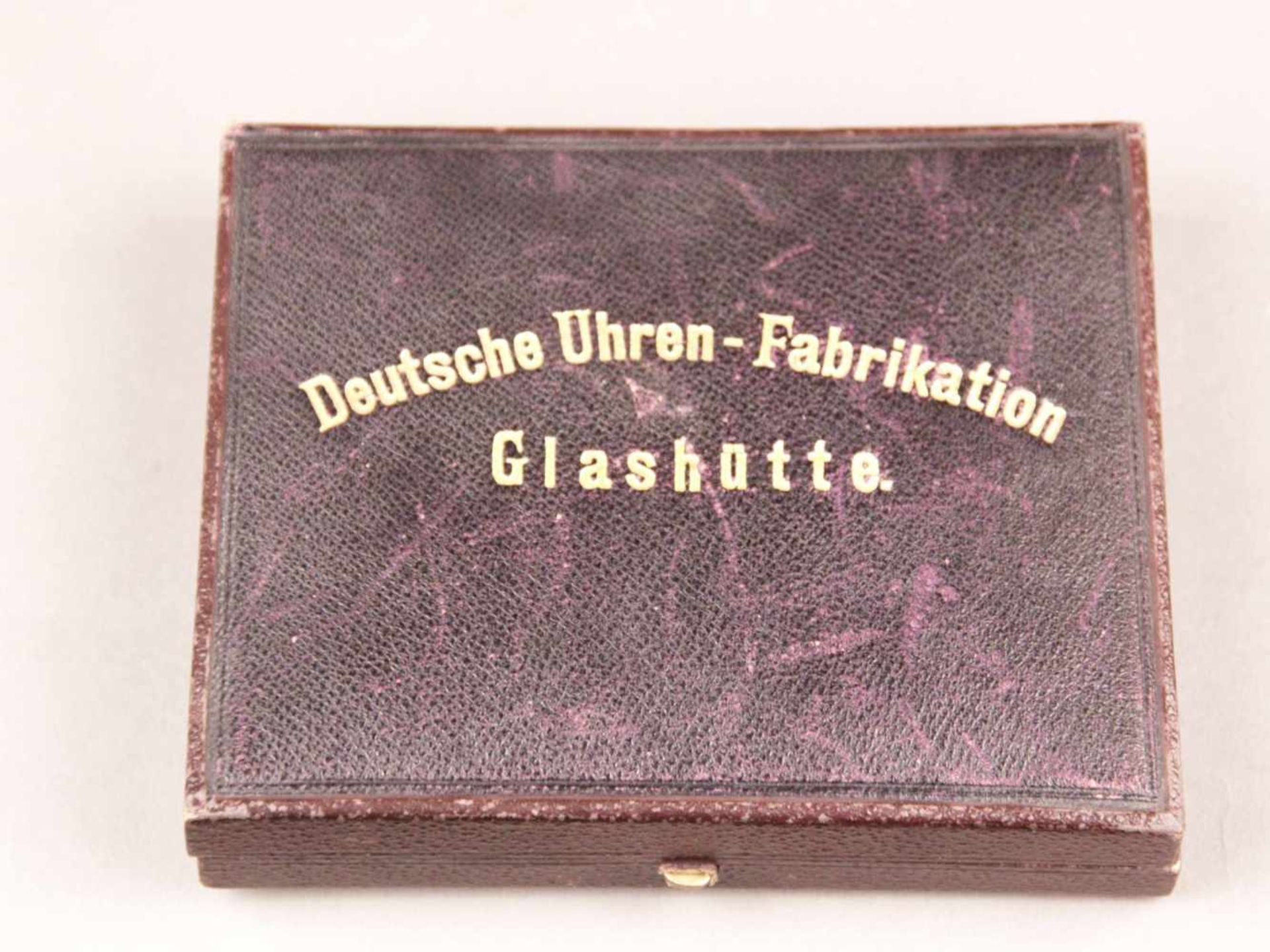 Uhrenkasten für Taschenuhr- Deutsche Uhren-Fabrikation Glashütte, Holzbox, außen: schwarz mit
