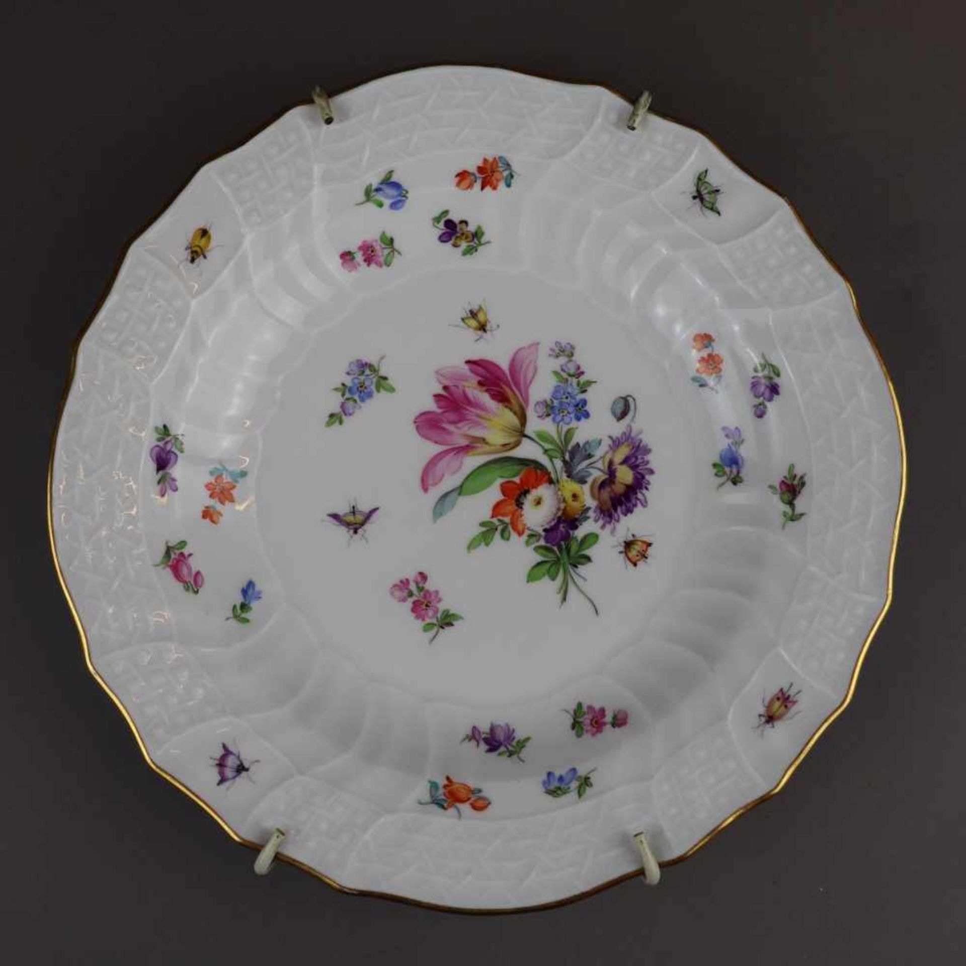 Tiefer Teller - Meissen, unterglasurblaue Knaufmarke, um 1900, geschweifte Form mit Goldrand, auf