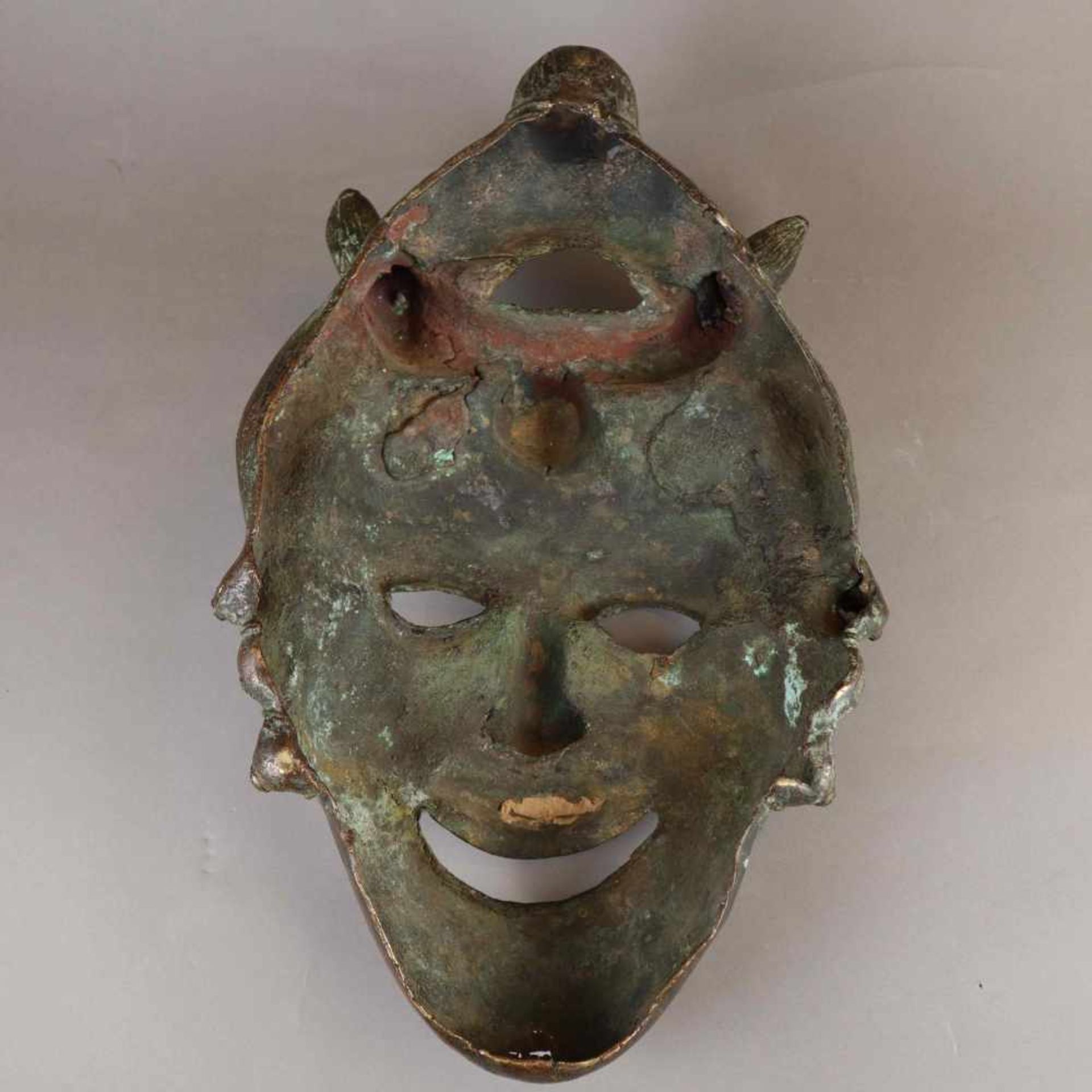 Alte Bronzemaske - Bronze grün patiniert, längliche Maske mit Hörnern, Gesicht mit geöffnetem - Bild 7 aus 7