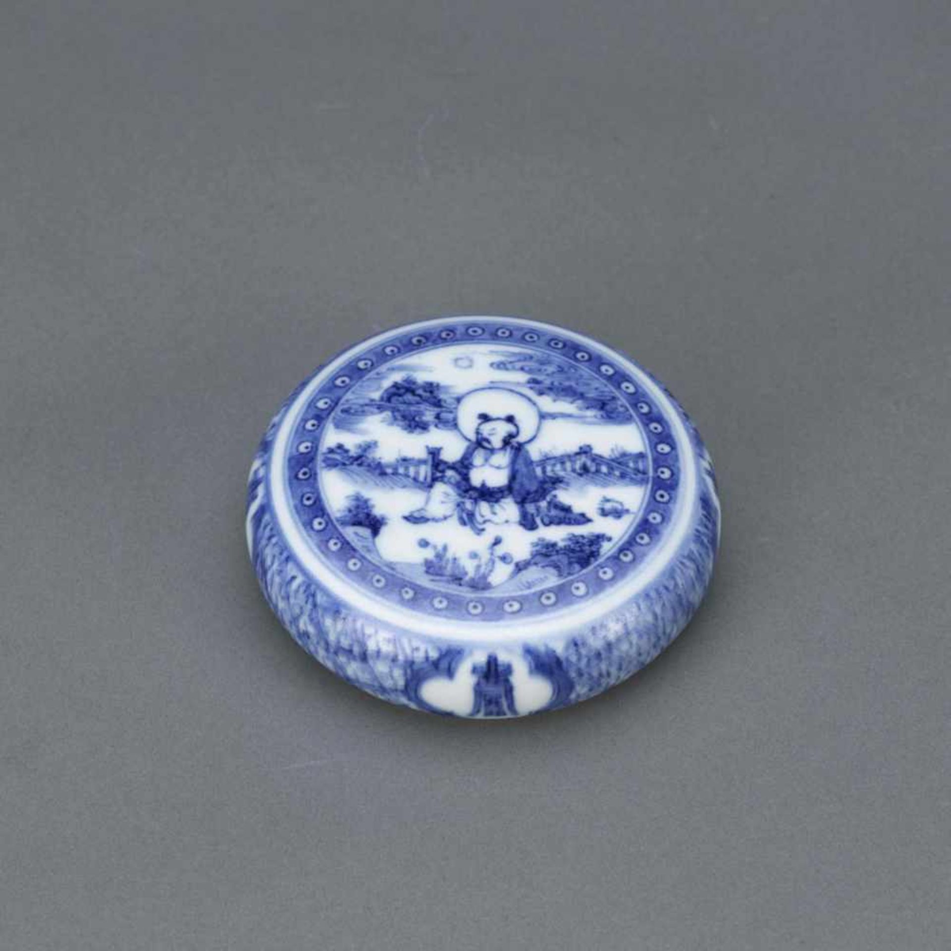 A BLUE AND WHITE 'FIGURES' PAPER WEIGHT,LATE QING DYNASTY.Blauweiß -Paperweight– China, Qing-