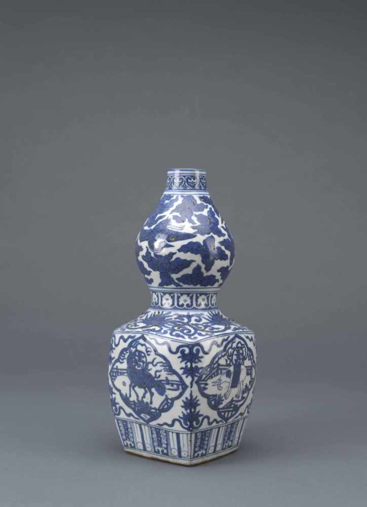 Blue and White Double Gourd “Longevity” Vase - China, Qing dynasty, Blau-Weiße-Doppelkürbisvase - - Bild 2 aus 3