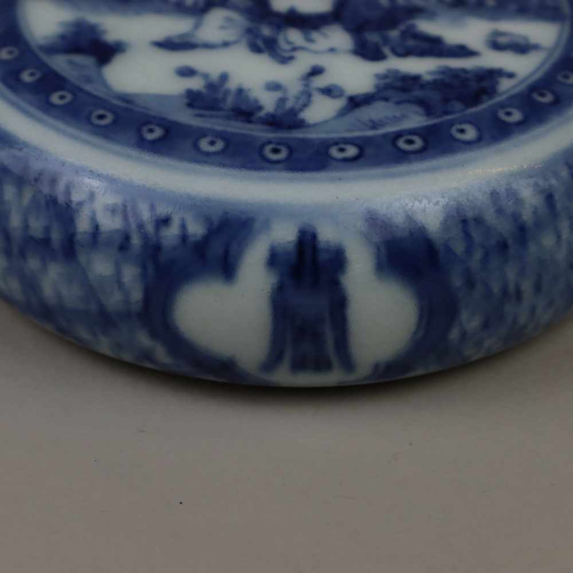 A BLUE AND WHITE 'FIGURES' PAPER WEIGHT,LATE QING DYNASTY.Blauweiß -Paperweight– China, Qing- - Bild 4 aus 5