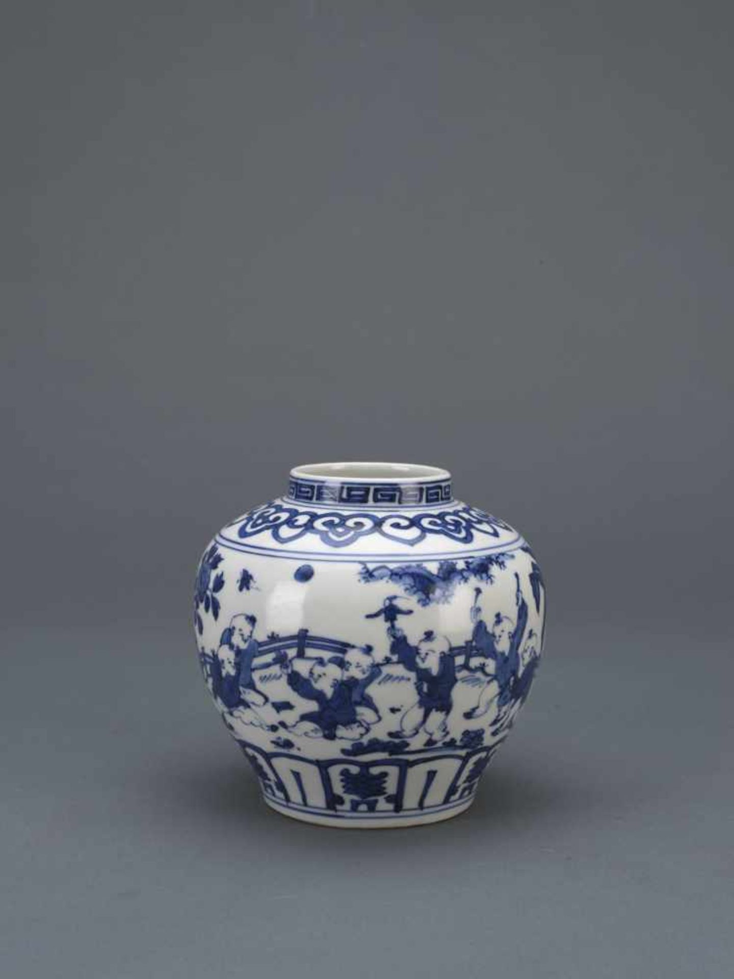 A BLUE AND WHITE 'CHILDREN PLAYING' JAR,MARK AND PERIOD OF WANLI. Blauweiß-Schultertopf – China,