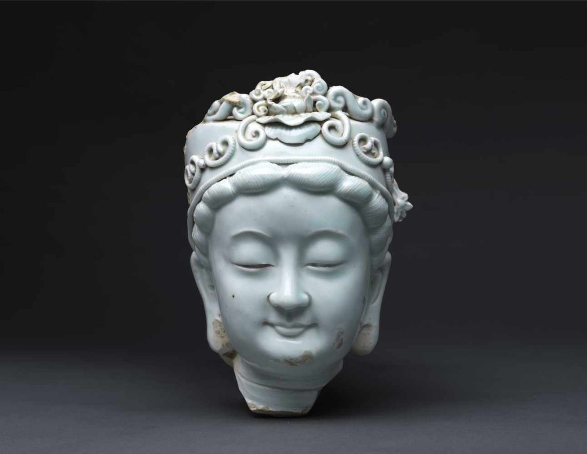 A QINGBAI-GLAZD HEAD OF BUDDHA,SONG DYNASTY.„Qingbai“-Kopf eines Bodhisattva - China, SüdlicheSong-