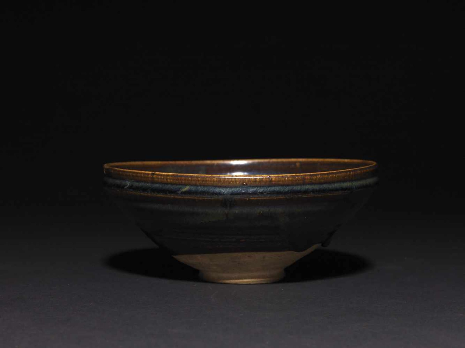 A BLACK-GLAZD BOWL,YUAN DYNASTY.Schale mit schwarzer Glasur – China, Yuan-Dynastie (1279-1368), - Bild 2 aus 3