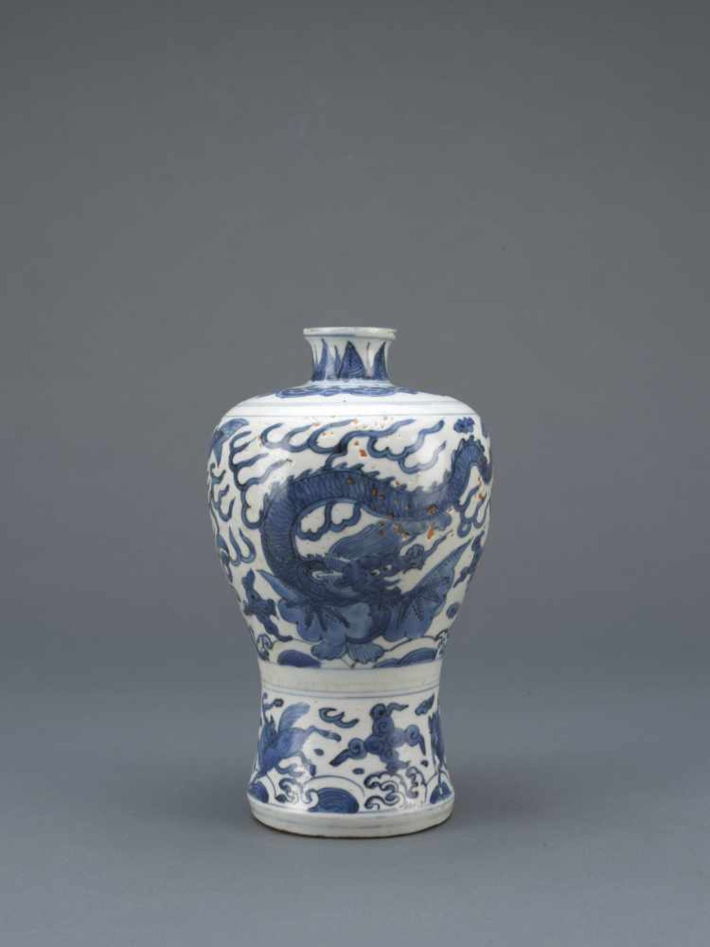 A BLUE AND WHITE 'DRAGON' MEIPING,MING DYNASTY.Blauweiß-„Drachen“-Meipingvase – China, späte Ming-