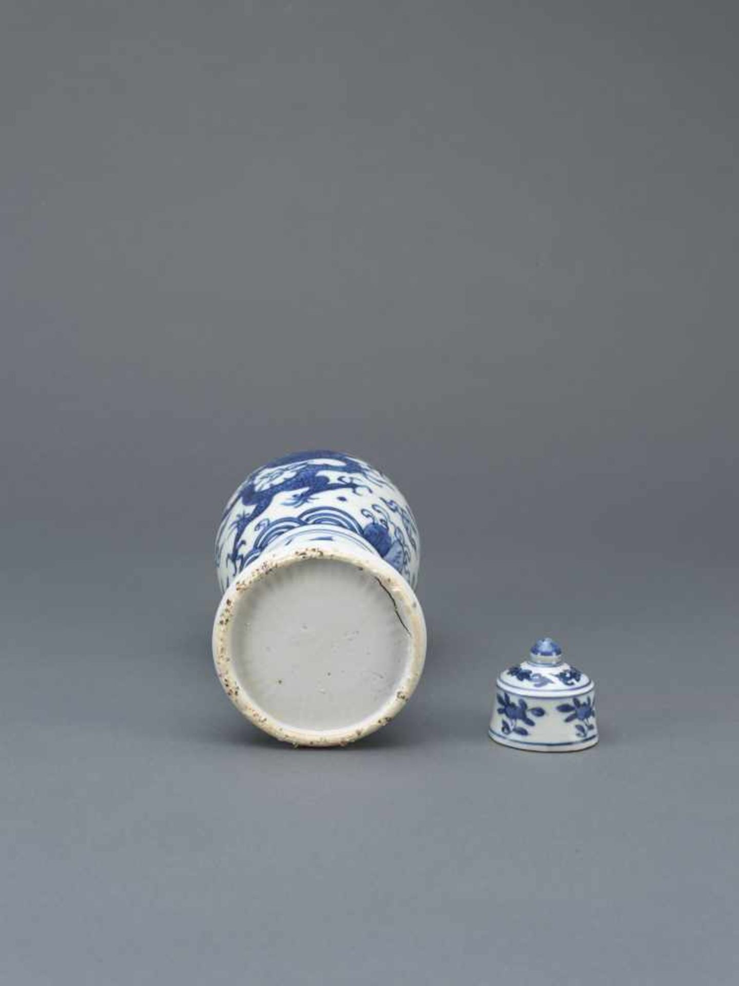 A BLUE AND WHITE 'DRAGON'VASE,MING DYNASTY.Blauweiß-Deckelvase – China, späte Ming-Dynastie, Wanli- - Bild 2 aus 2